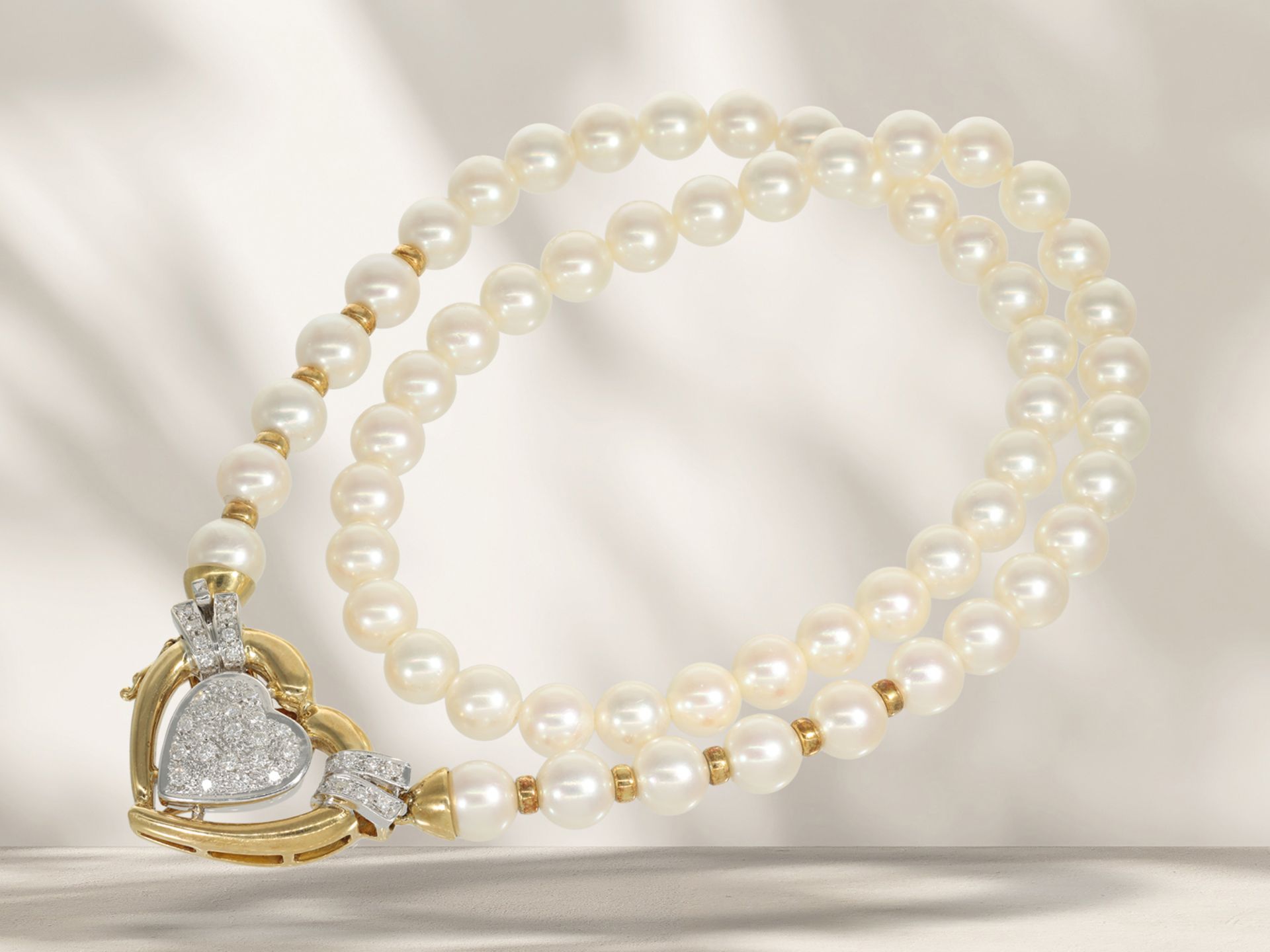 Valuable vintage cultured pearl necklace by Wempe with decorative 18K diamond clasp in heart shape - Image 2 of 3