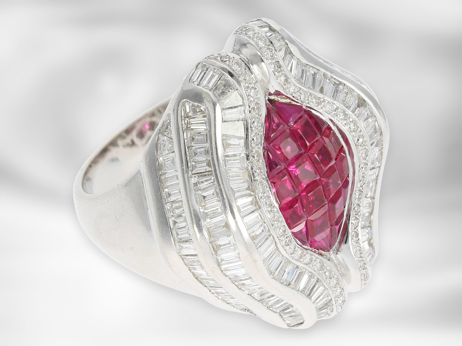 Ring: extravagant luxurious diamond/ruby ring, total approx. 5.49ct, 18K white gold, sophisticated g