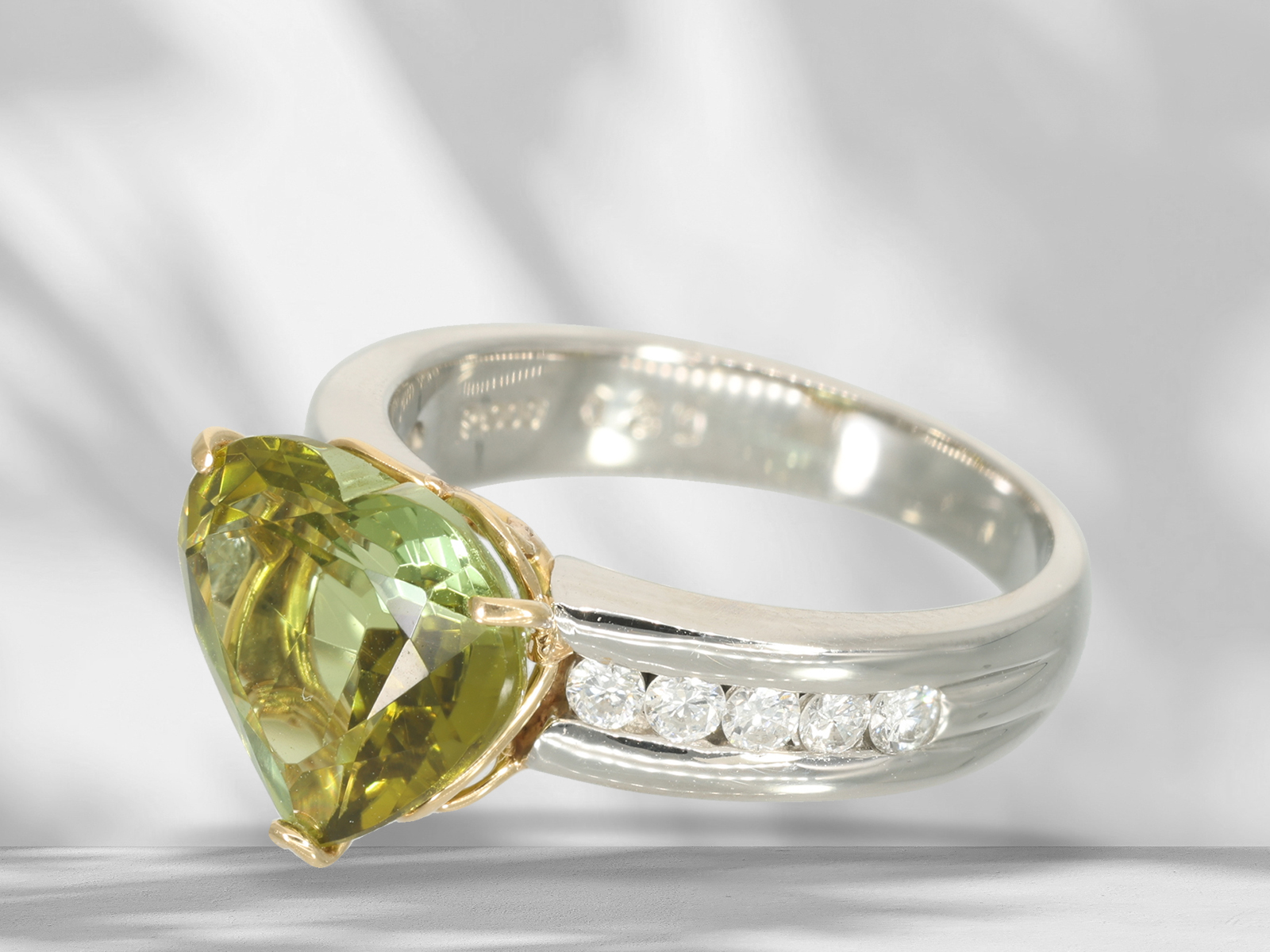 Ring: modern platinum ring with large green sphene (titanite) and brilliant-cut diamonds, like new - Image 5 of 7