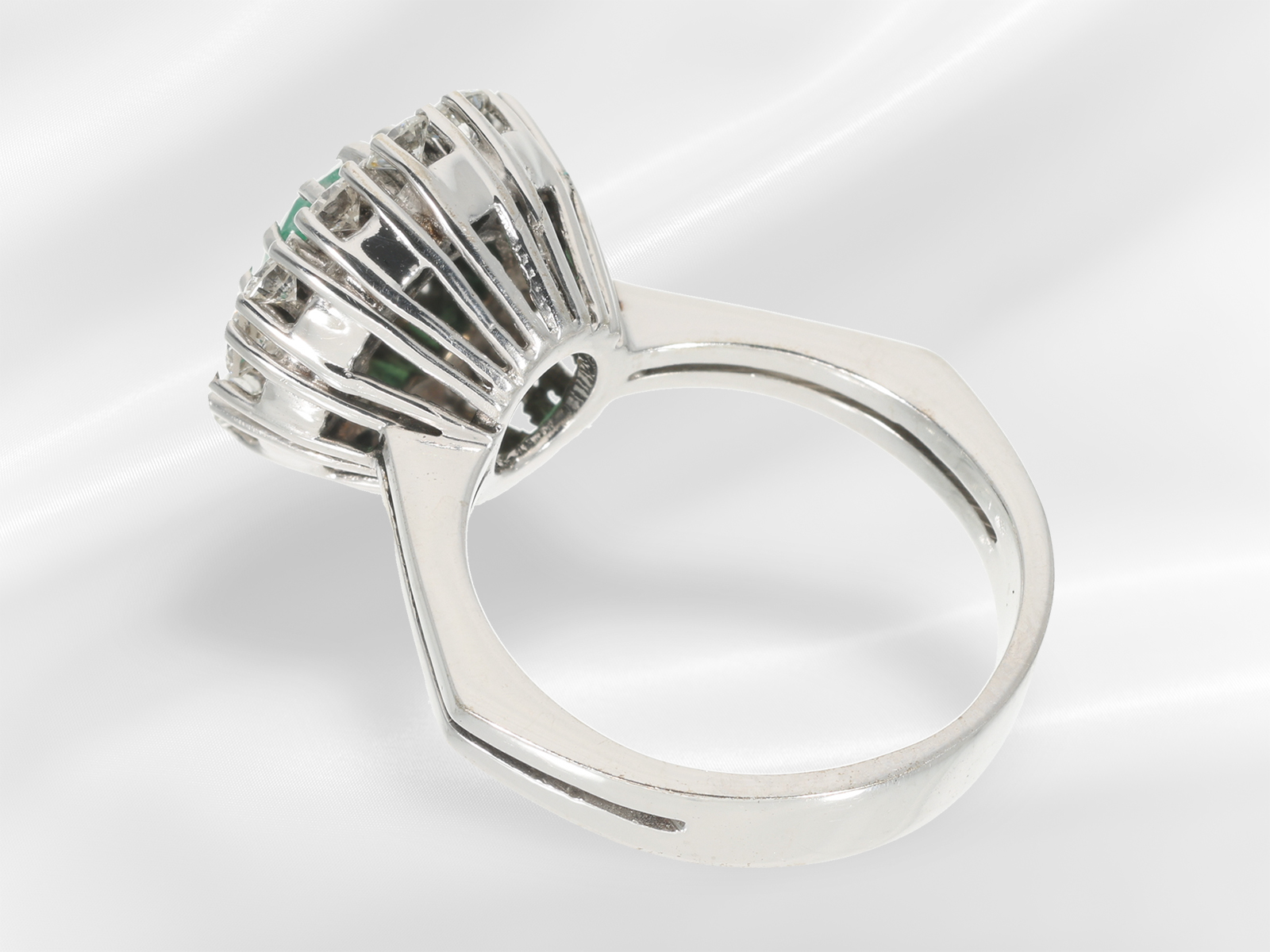 Ring: well-preserved white gold emerald/brilliant-cut diamond flower ring, approx. 1.33ct, including - Image 5 of 5