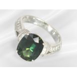 Ring: aufwendig gearbeiteter 18K Weißgoldring mit einem grünen Saphir von ca. 5,2ct