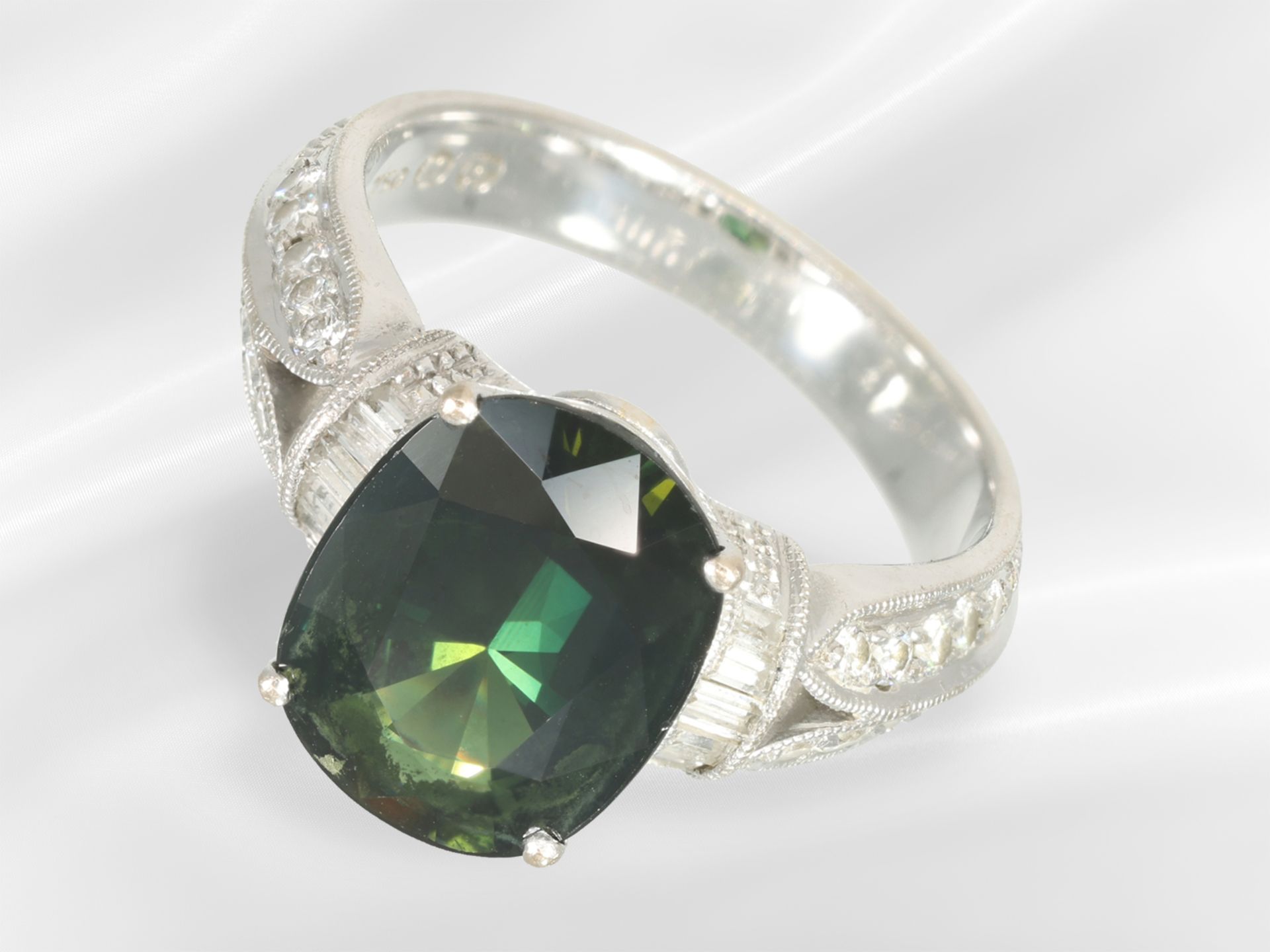 Ring: elaborately crafted 18K white gold ring with a green sapphire of approx. 5.2ct