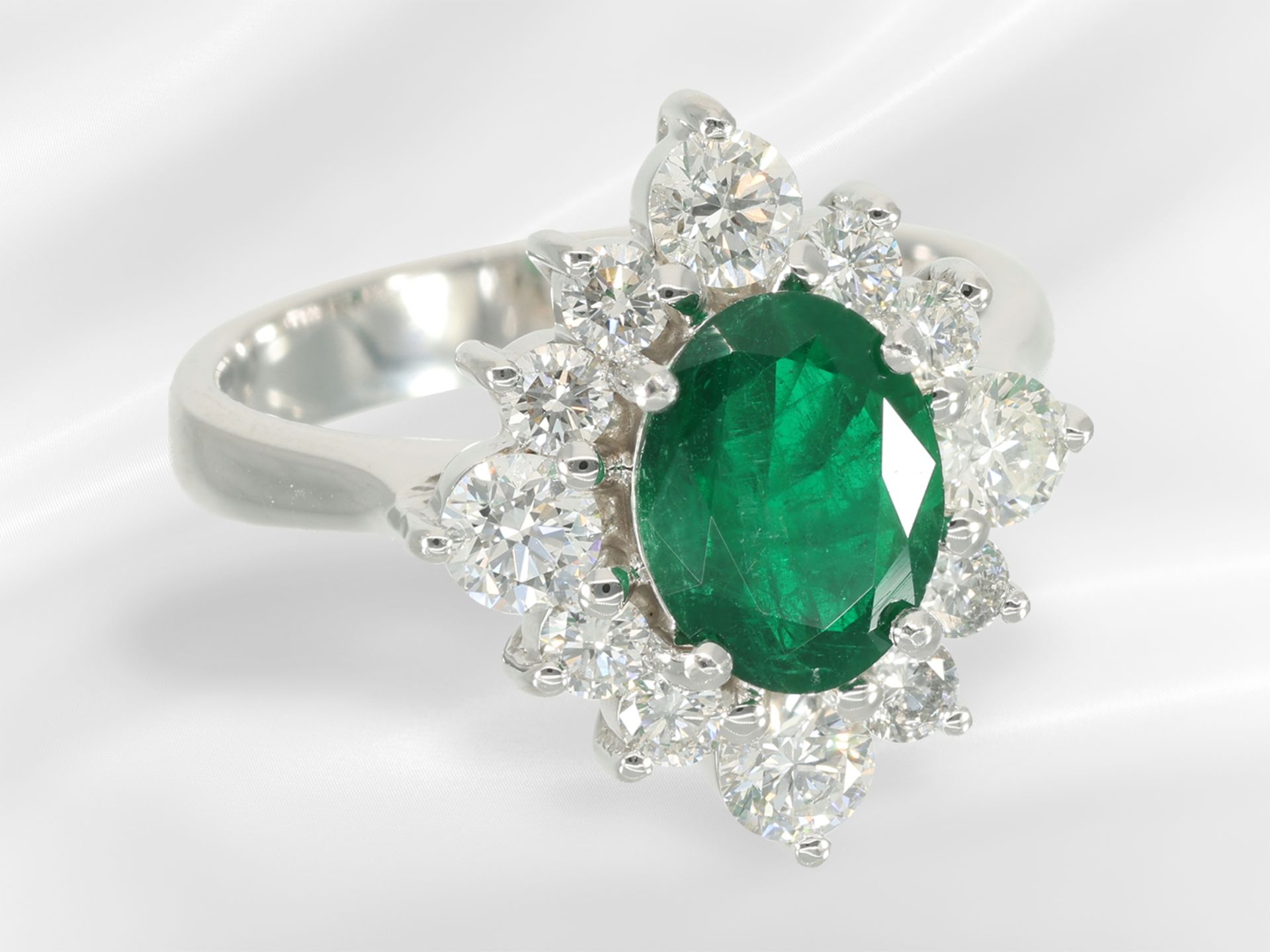 Ring: weißgoldener, neuwertiger und dekorativer Smaragd/Brillant-Blütenring, ca. 2,32ct - Bild 4 aus 5