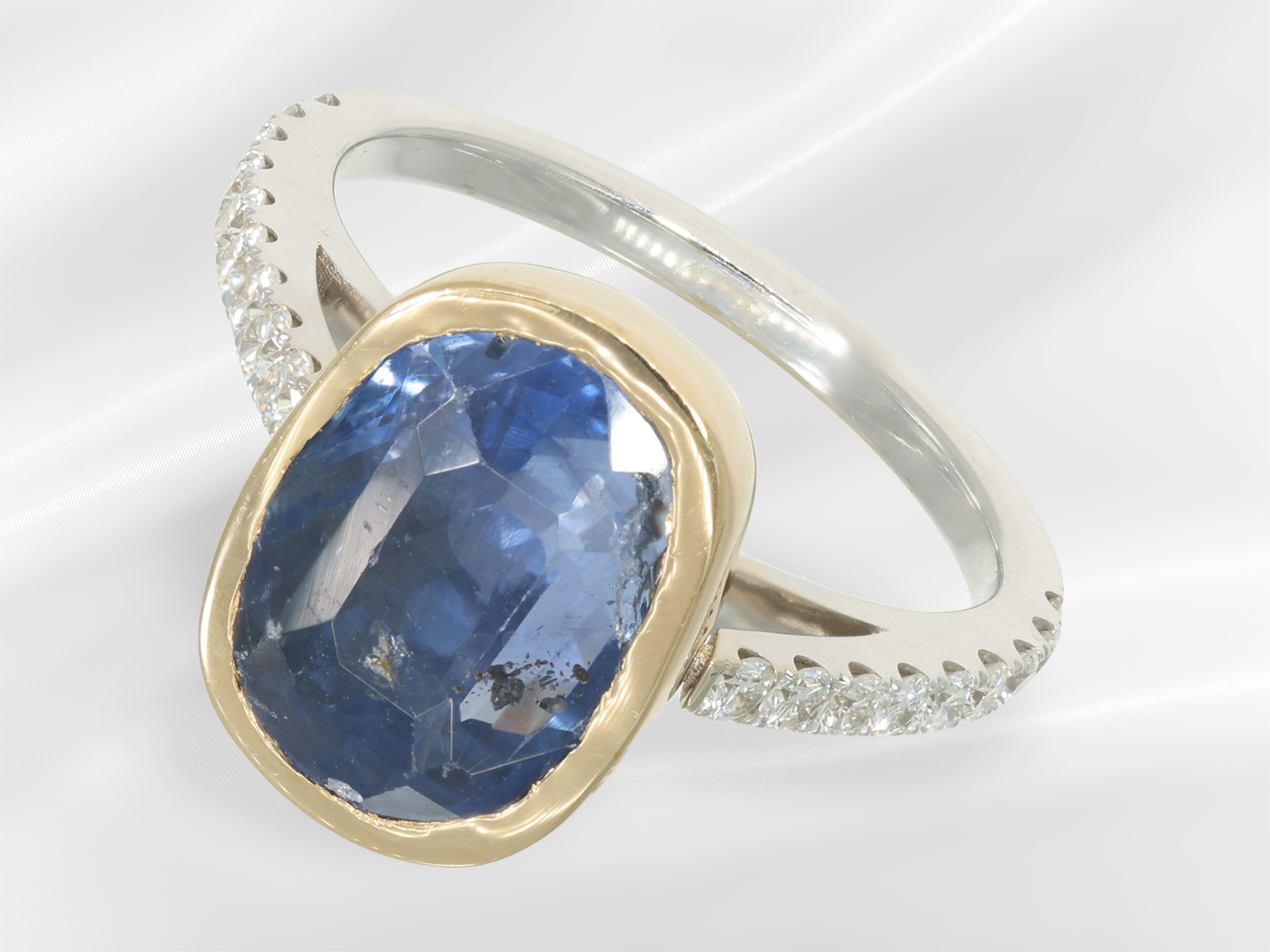 Ring: high-quality brilliant-cut diamond ring with precious sapphire, approx. 6.91ct