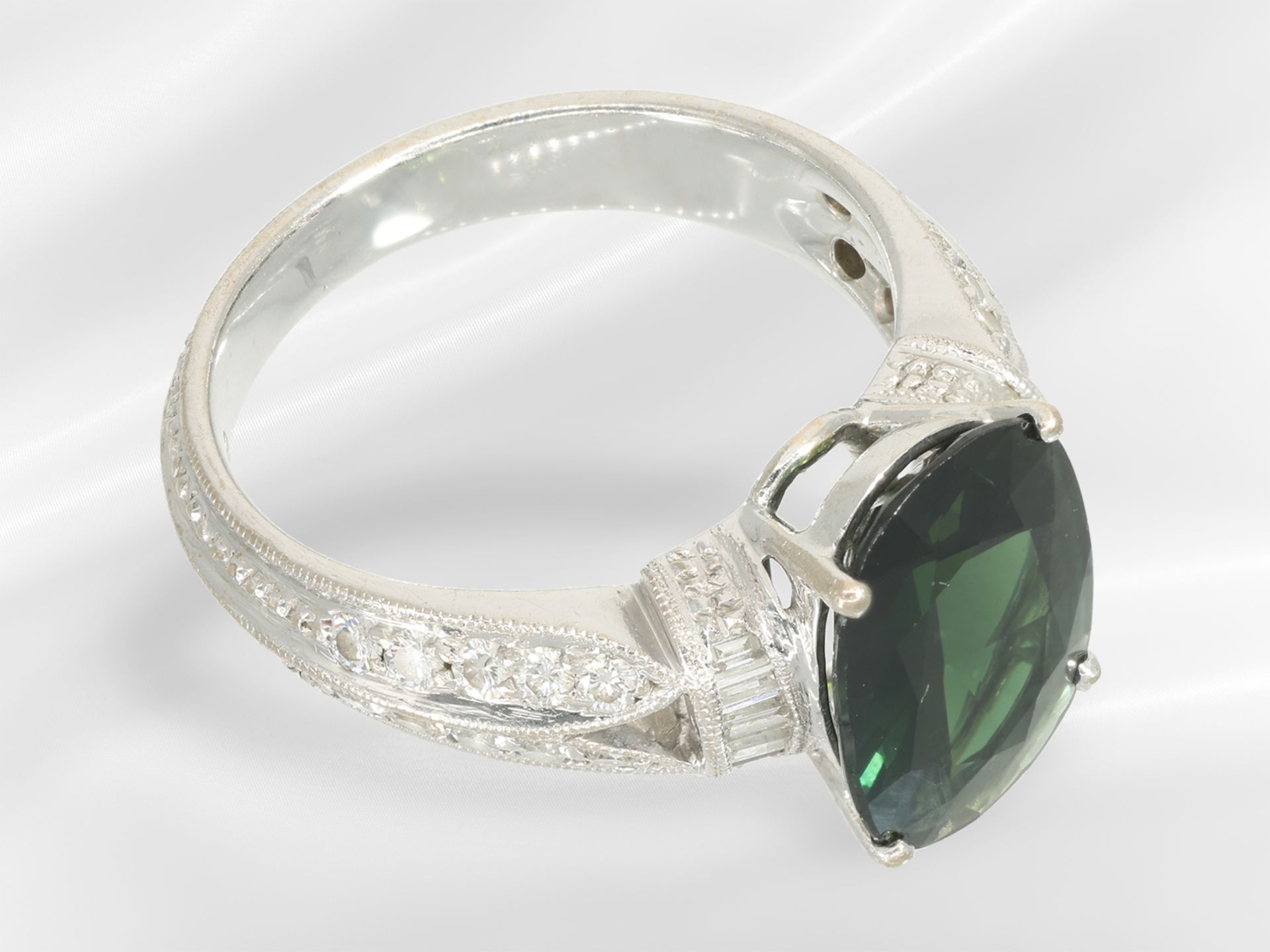 Ring: aufwendig gearbeiteter 18K Weißgoldring mit einem grünen Saphir von ca. 5,2ct - Bild 6 aus 7