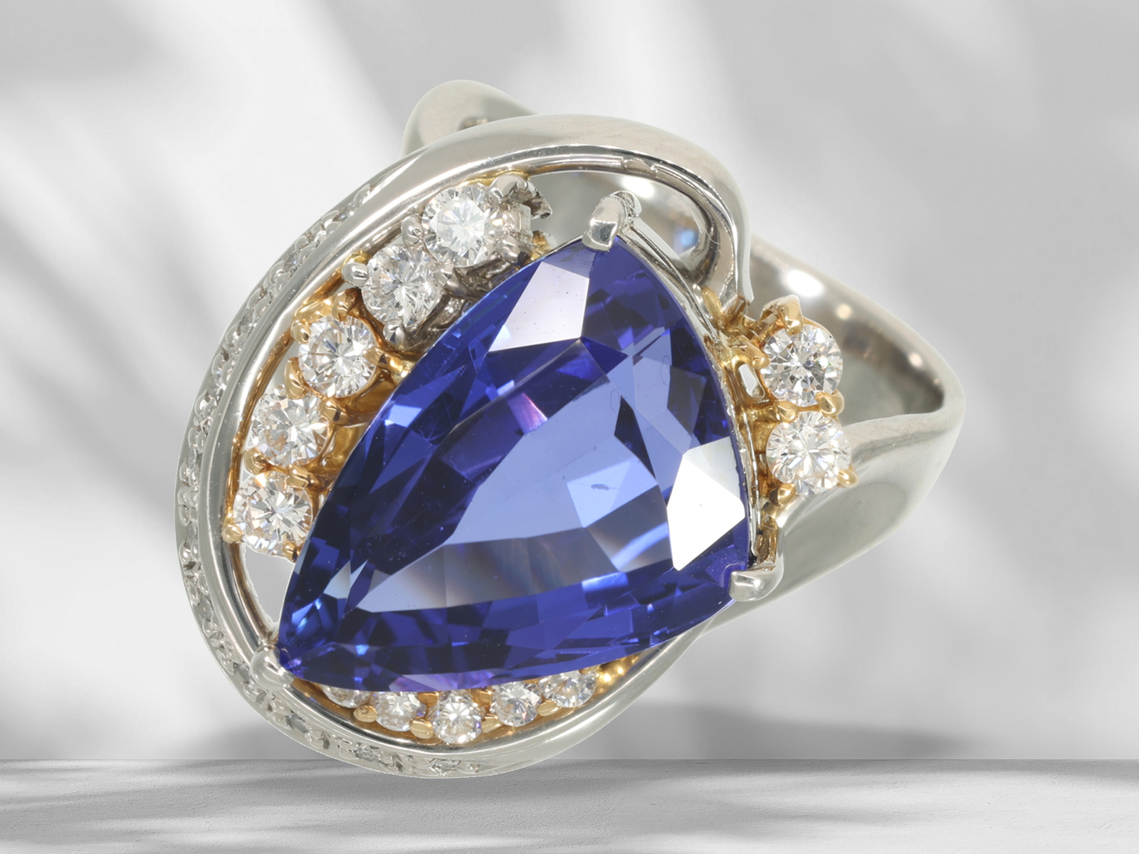 Ring: unique, heavy platinum ring with top quality tanzanite, 8.39ct - Image 4 of 8