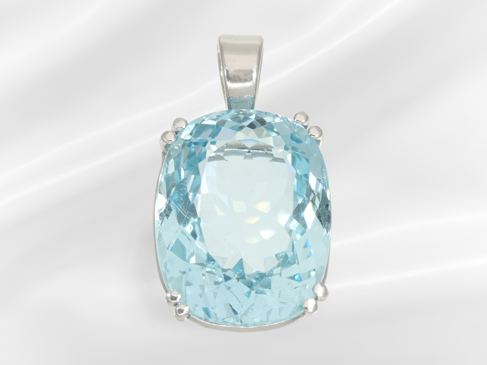Pendant: very fine, white gold pendant with an unusually beautiful aquamarine, approx. 31ct