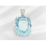 Pendant: very fine, white gold pendant with an unusually beautiful aquamarine, approx. 31ct