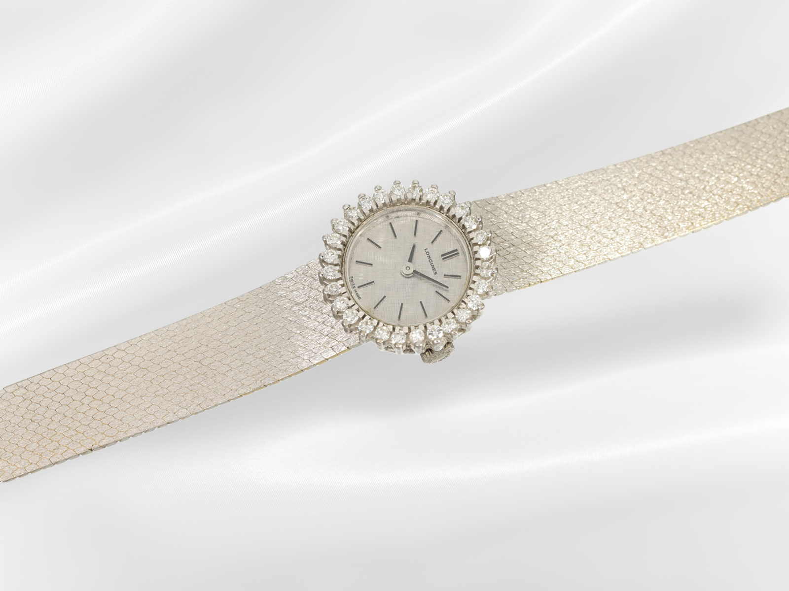 Armbanduhr: weißgoldene vintage Damenuhr aus dem Hause Longines mit Brillantlünette - Bild 2 aus 4