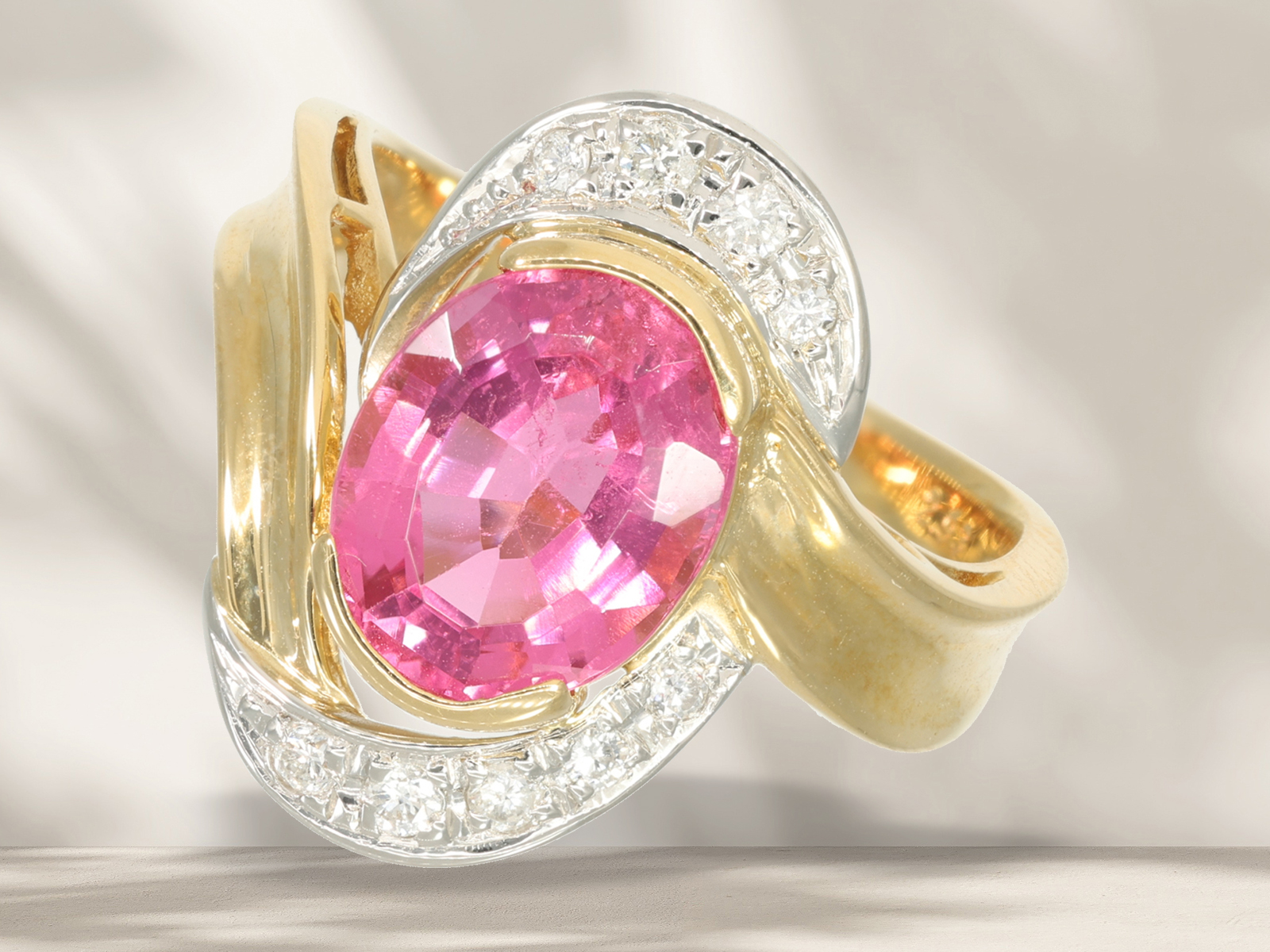 Ring: goldsmith ring with a rare "intense pink" tourmaline and brilliant-cut diamonds