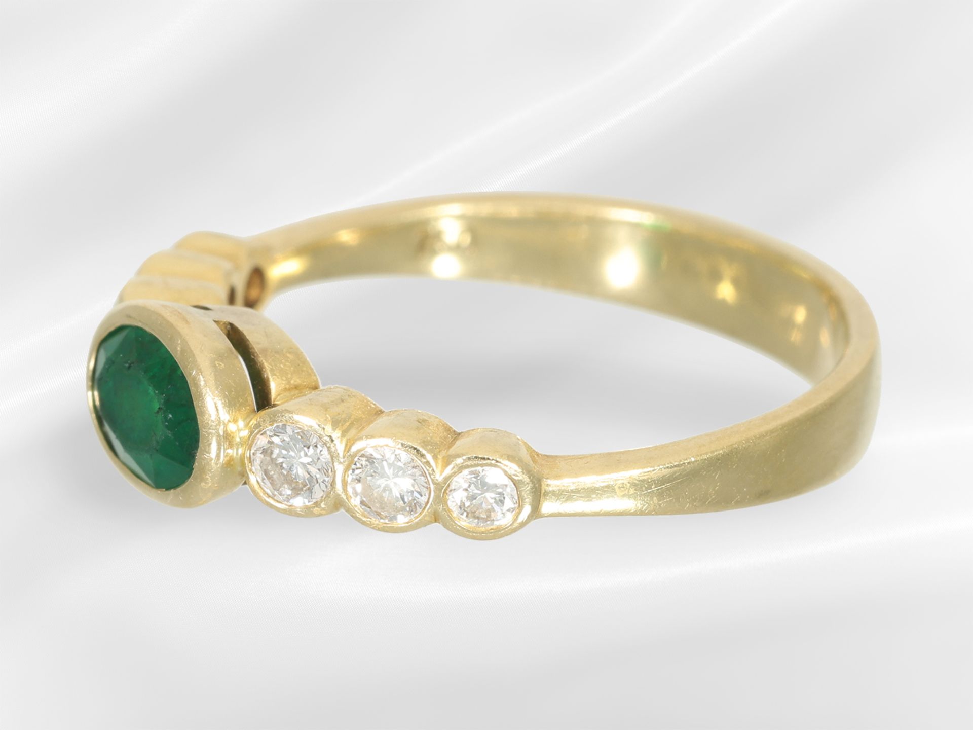 Ring: schöner Smaragd/Brillant-Goldschmiedering, Handarbeit aus 18K Gelbgold - Bild 4 aus 5