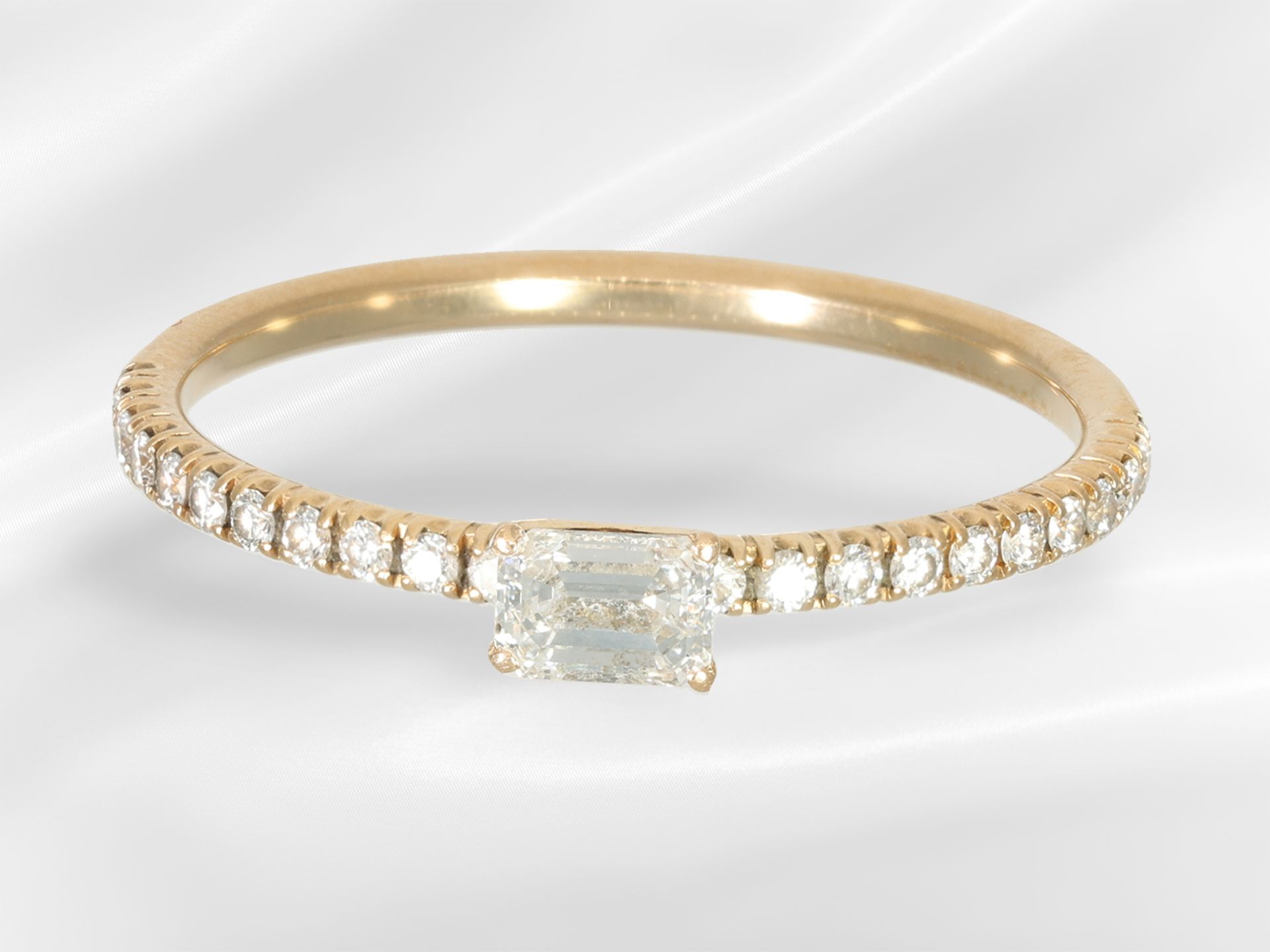 Ring: zierlicher Cartier Diamantring, Full-Set mit Box, Etui und sämtlichem Zubehör - Bild 4 aus 5