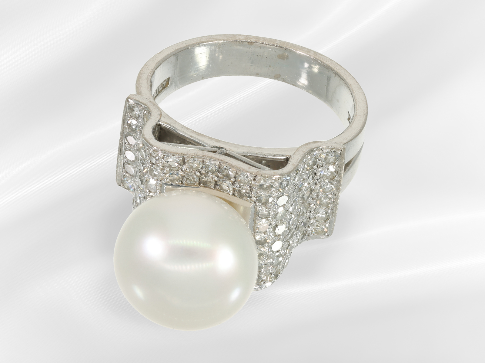 Ring: unusual and interestingly crafted 18k white gold ring with South Sea pearl and diamonds - Image 4 of 6