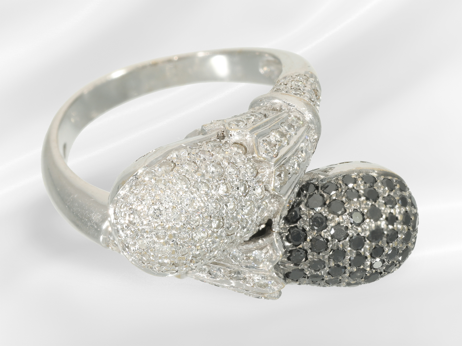 Ring: very decorative and modern goldsmith work with black and white brilliant-cut diamonds, 18K whi - Image 6 of 8