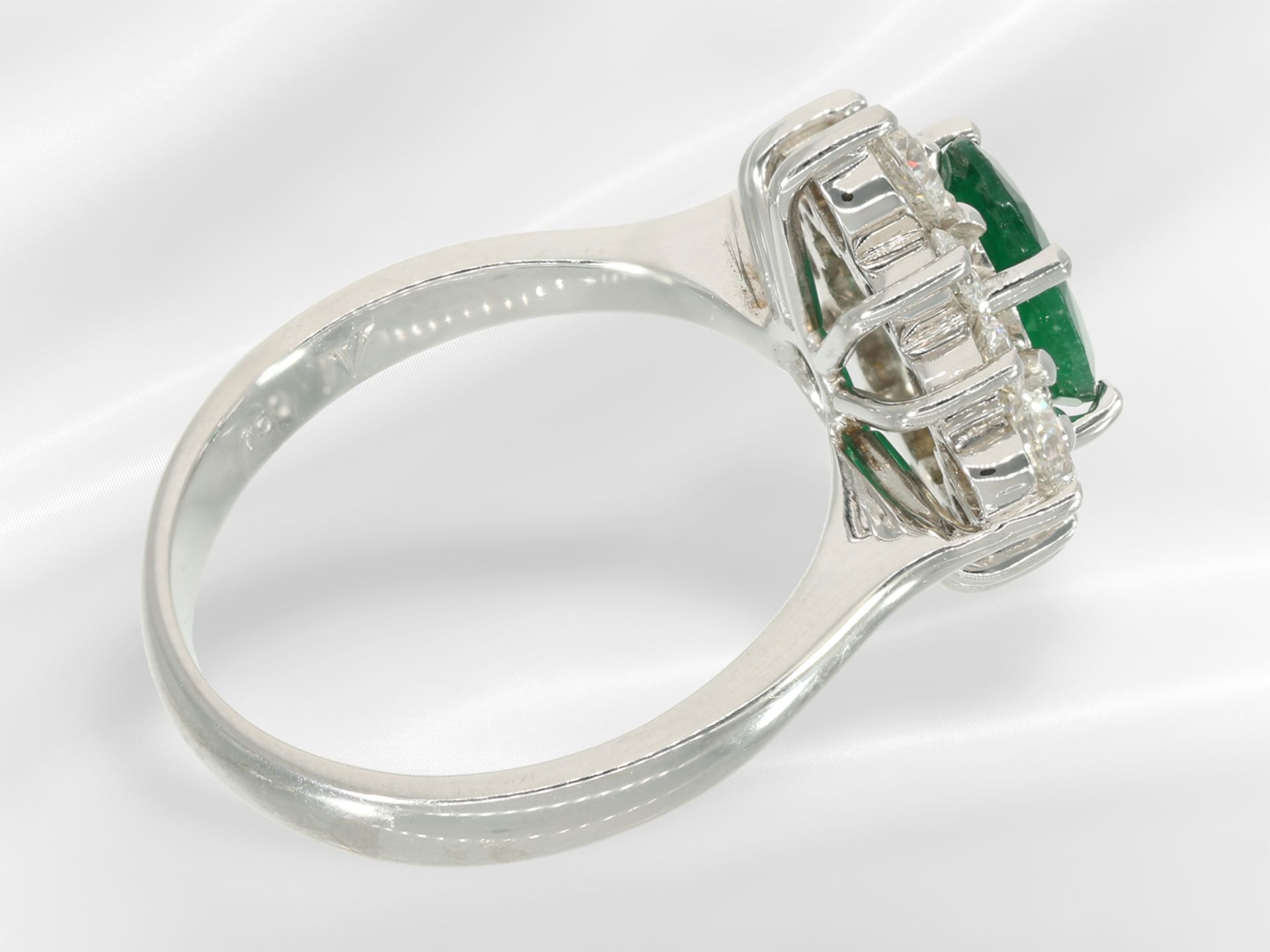 Ring: weißgoldener, neuwertiger und dekorativer Smaragd/Brillant-Blütenring, ca. 2,32ct - Bild 5 aus 5