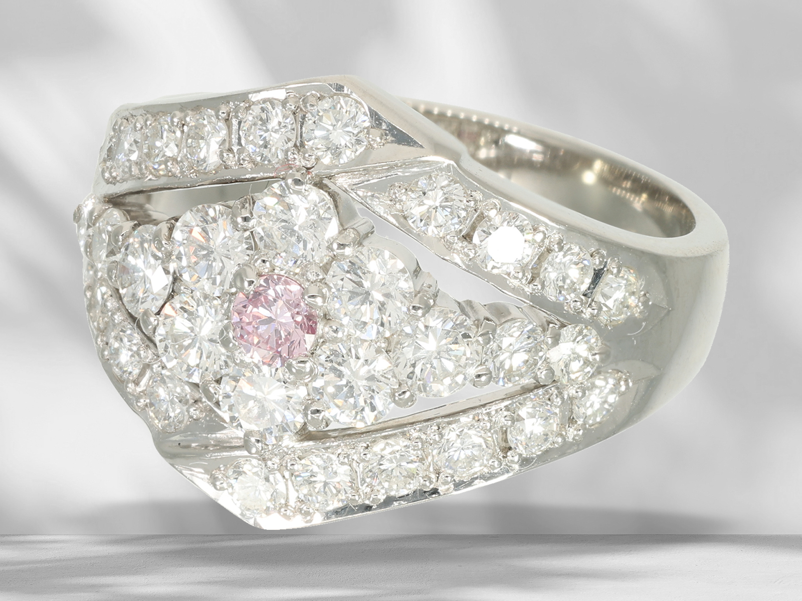 Ring: modern platinum ring set with fine brilliant-cut diamonds in pink/wesselton - Image 2 of 6