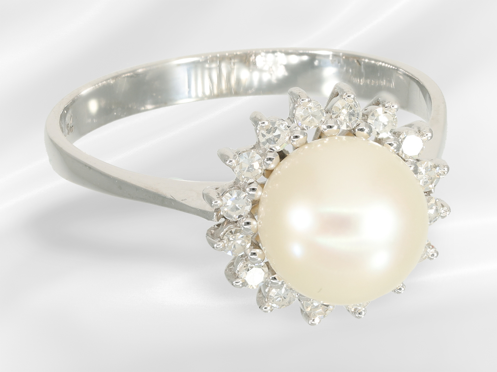 Ring: beautiful white gold ring with diamonds and a cultured pearl - Image 2 of 3