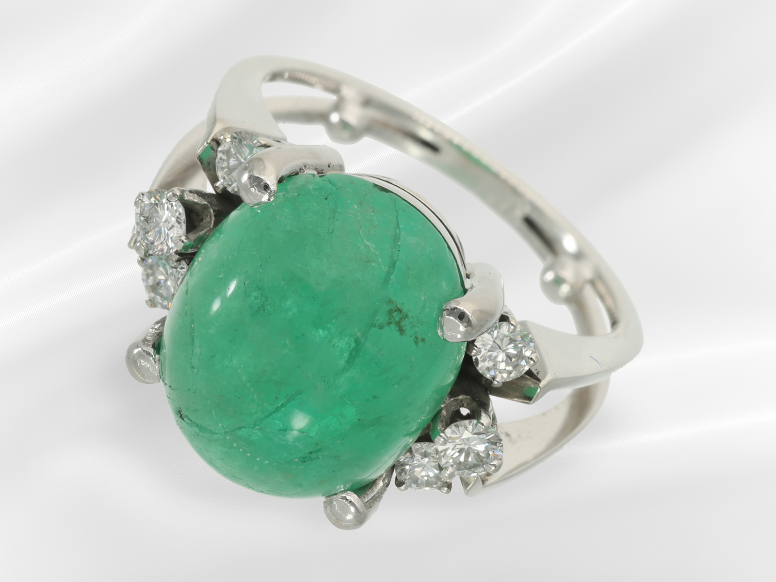 Ring: vintage emerald/brilliant-cut diamond ring by Gübelin with certificate, emerald 8.05ct