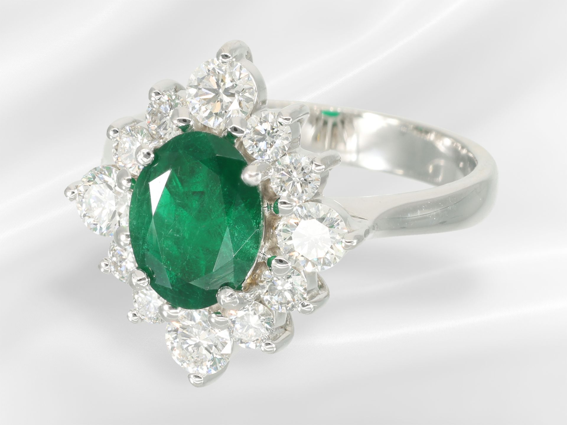 Ring: weißgoldener, neuwertiger und dekorativer Smaragd/Brillant-Blütenring, ca. 2,32ct - Bild 3 aus 5