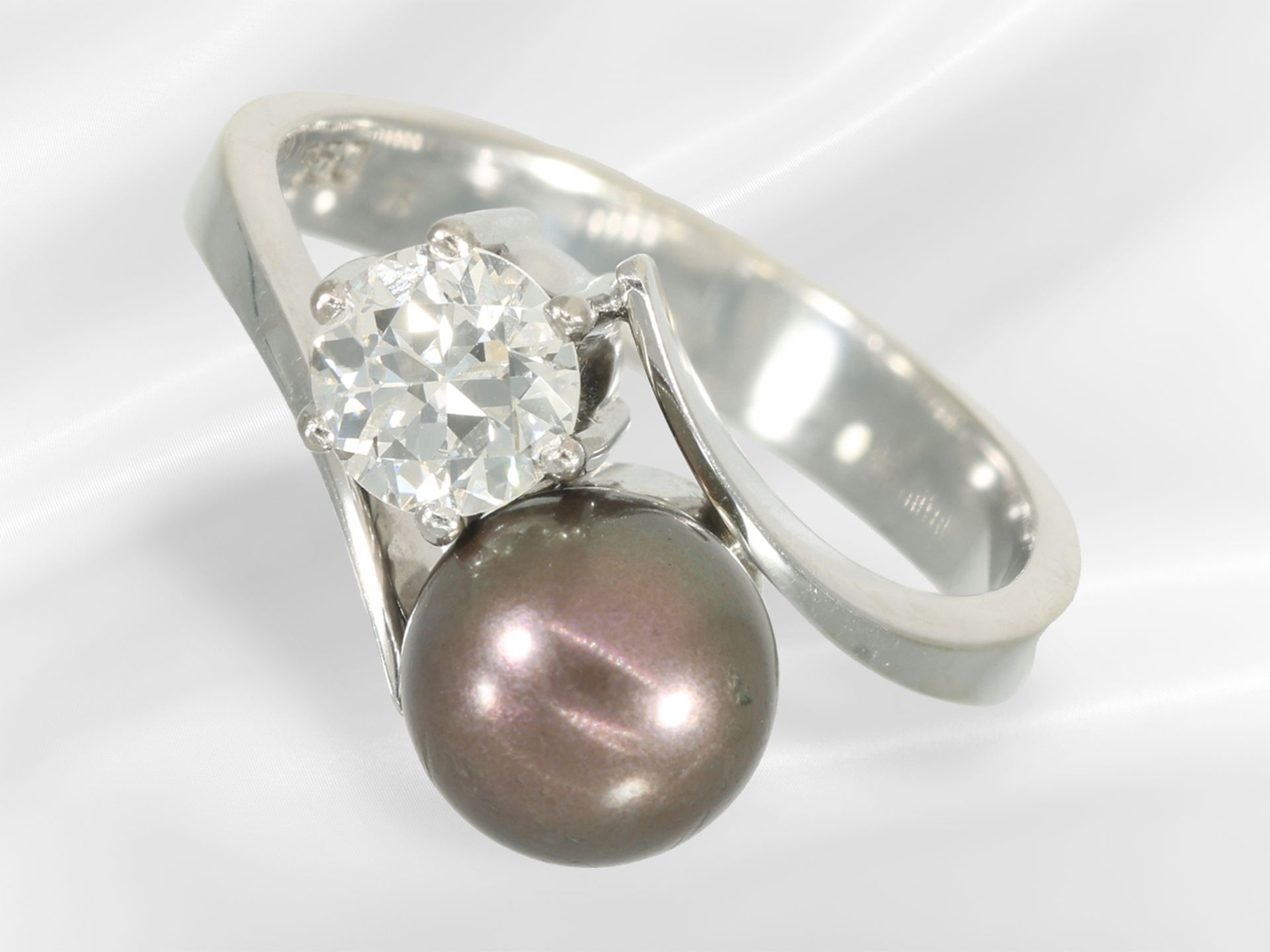 Ring: weißgoldener vintage Perle/Brillant-Goldschmiedering, Brillant von ca. 0,55ct