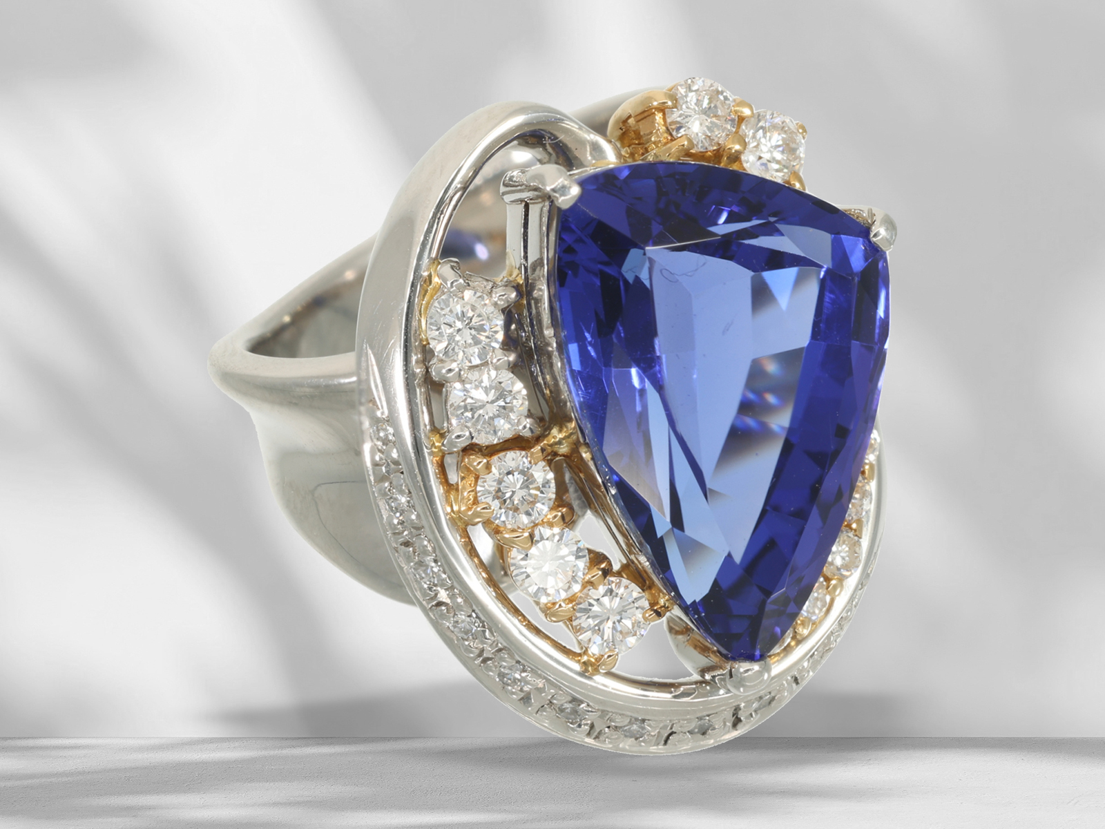 Ring: unique, heavy platinum ring with top quality tanzanite, 8.39ct - Image 2 of 8