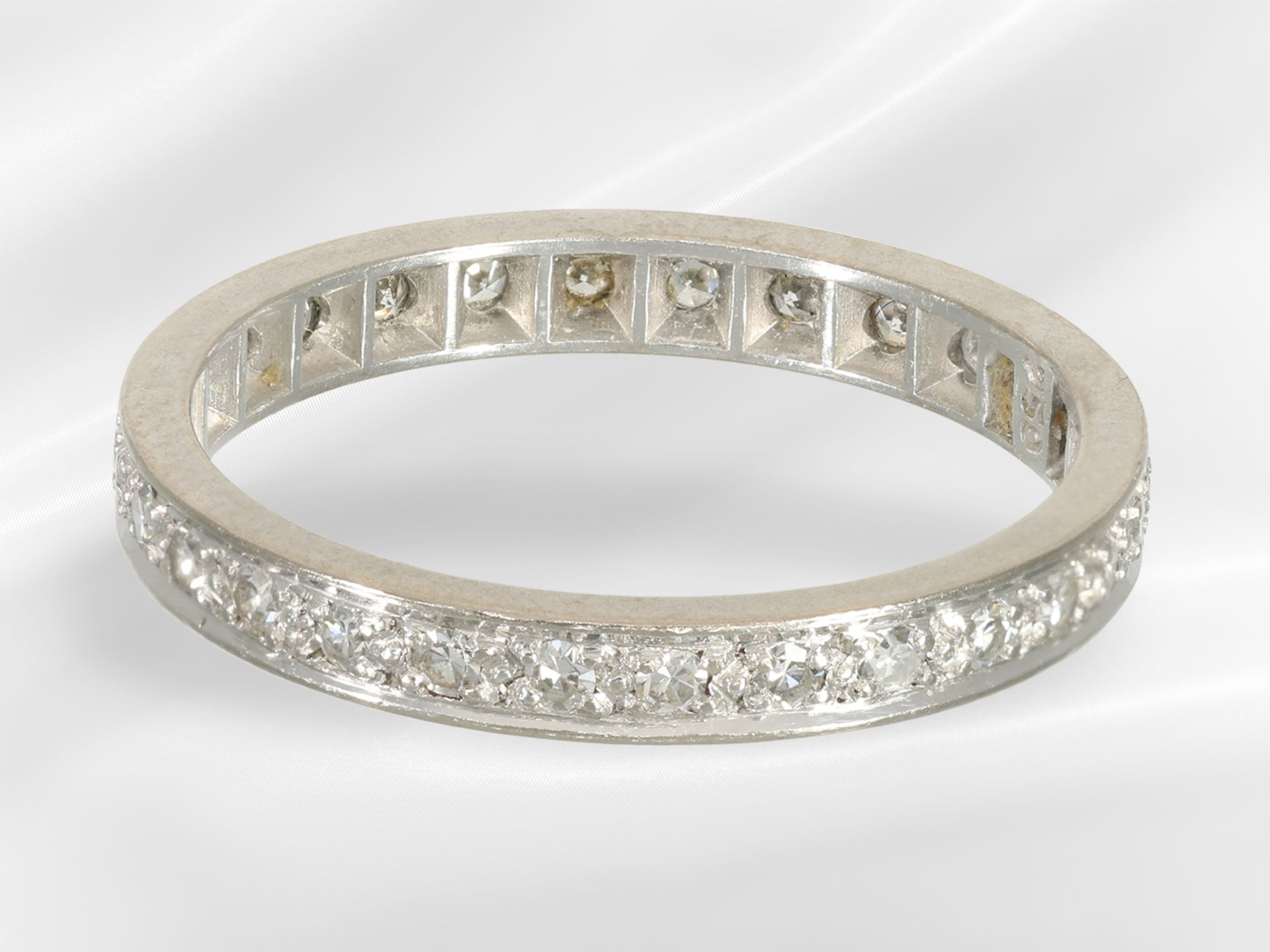 Ring: feiner Diamant-Memoire-Goldring, 18K Weißgold - Bild 2 aus 3