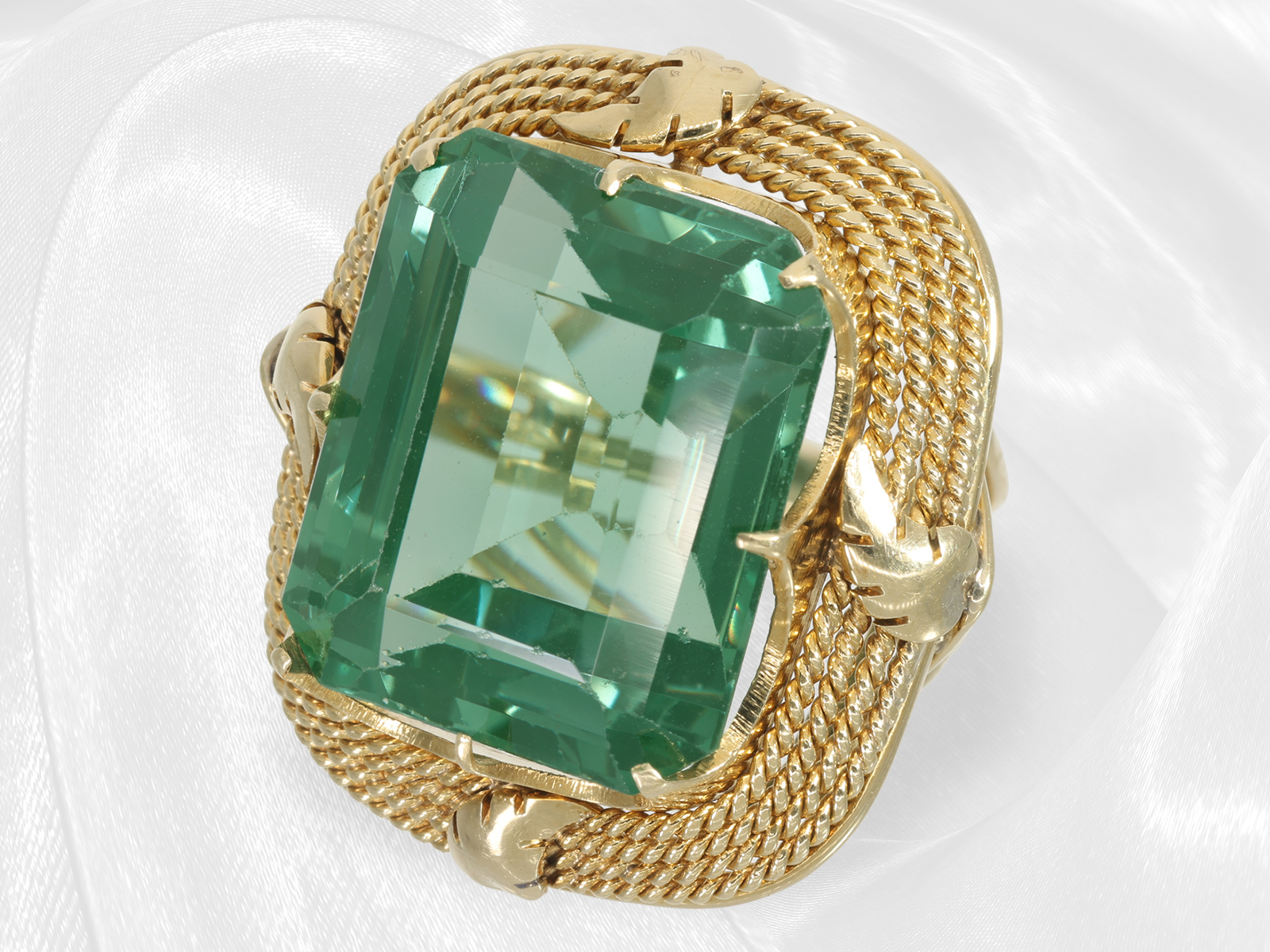 Ring: extraordinary vintage goldsmith ring with green gemstone, old 14K gold handwork