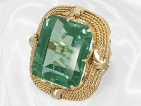 Ring: außergewöhnlicher vintage Goldschmiedering mit grünem Farbstein, alte Handarbeit aus 14K Gold