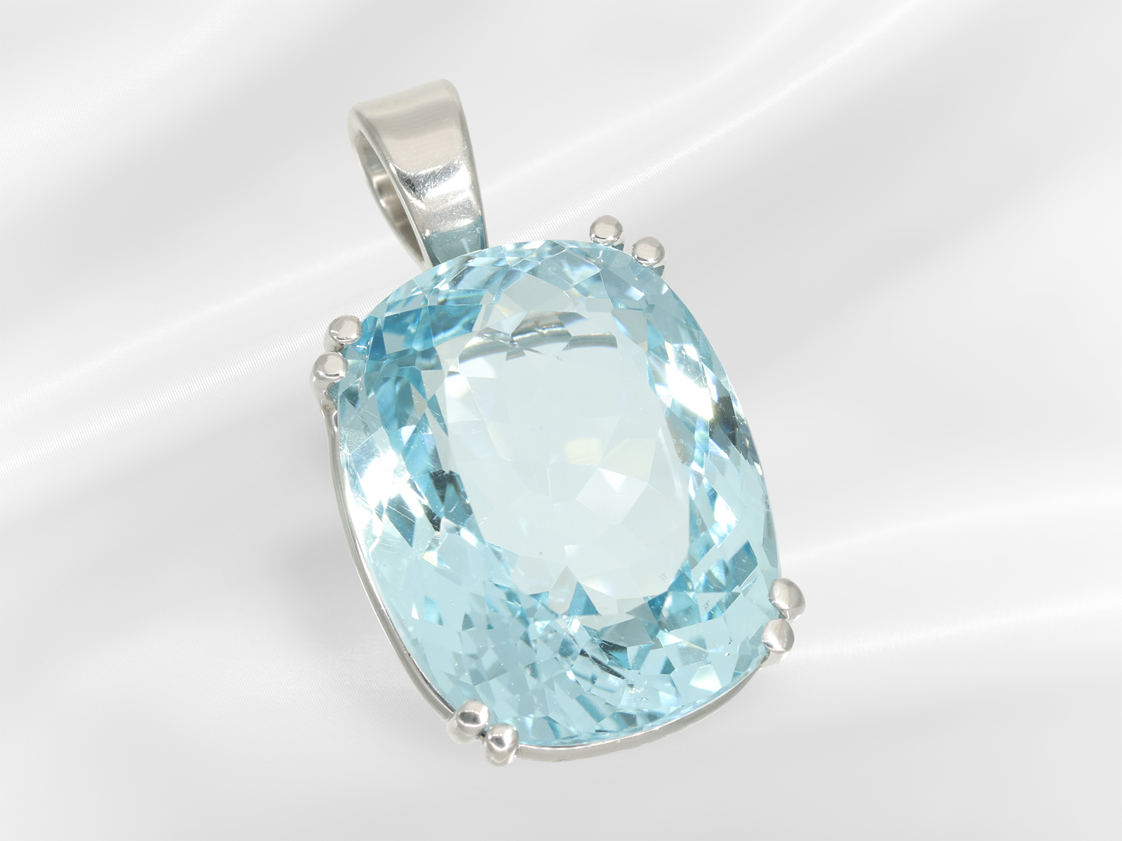 Pendant: very fine, white gold pendant with an unusually beautiful aquamarine, approx. 31ct - Image 3 of 4