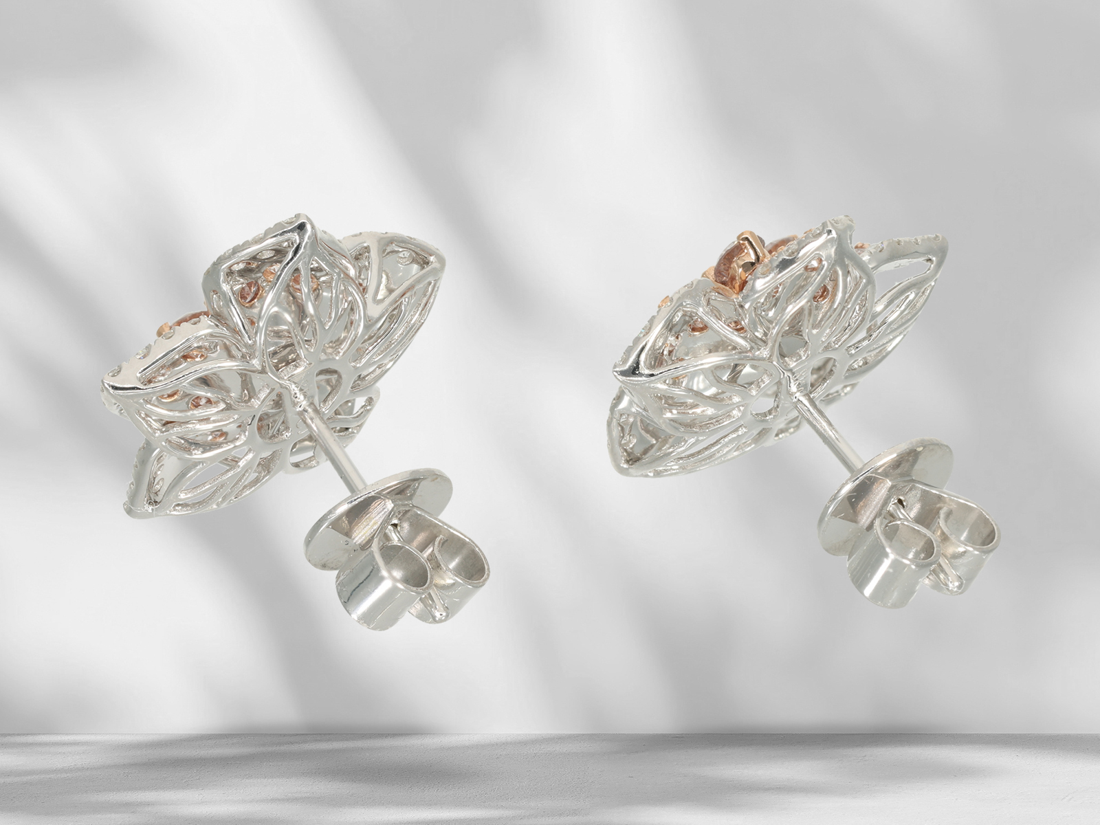 Earrings: modern diamond flower stud earrings with pink and white brilliant-cut diamonds, like new - Image 5 of 6