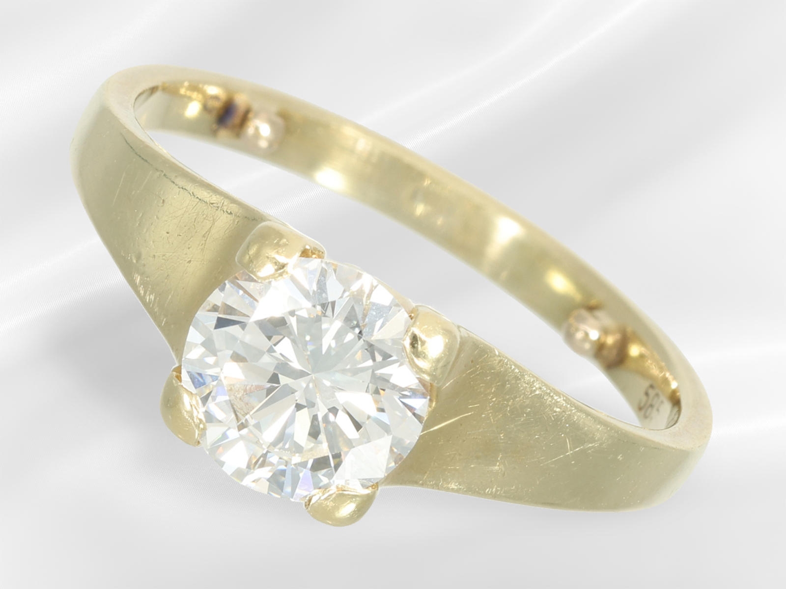 Ring: 14K solitaire ring with a brilliant-cut diamond in top quality, approx. 1,076ct, flawless / To