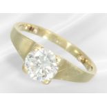 Ring: 14K solitaire ring with a brilliant-cut diamond in top quality, approx. 1,076ct, flawless / To