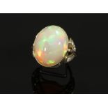 Ring: extremely decorative, high-quality gold jewellery ring with large opal and brilliant-cut diamo