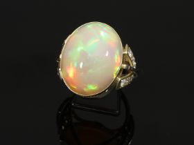 Ring: äußerst dekorativer, hochwertiger Goldschmiedering mit großem Opal und Brillantbesatz