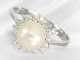 Ring: schön erhaltener Weißgoldring mit Diamanten und einer Zuchtperle