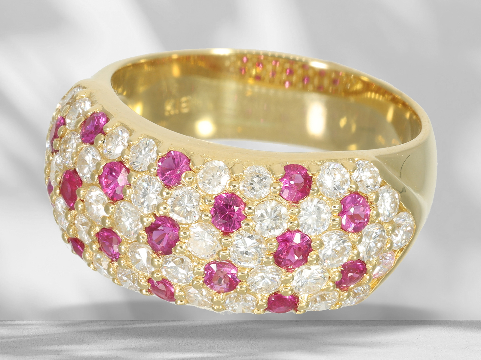 Ring: modern, like new cocktail ring with rubies and brilliant-cut diamonds - Image 2 of 5