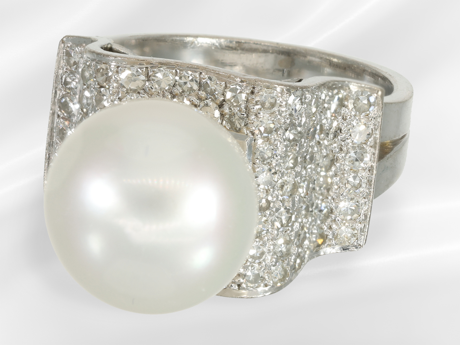 Ring: unusual and interestingly crafted 18k white gold ring with South Sea pearl and diamonds - Image 2 of 6