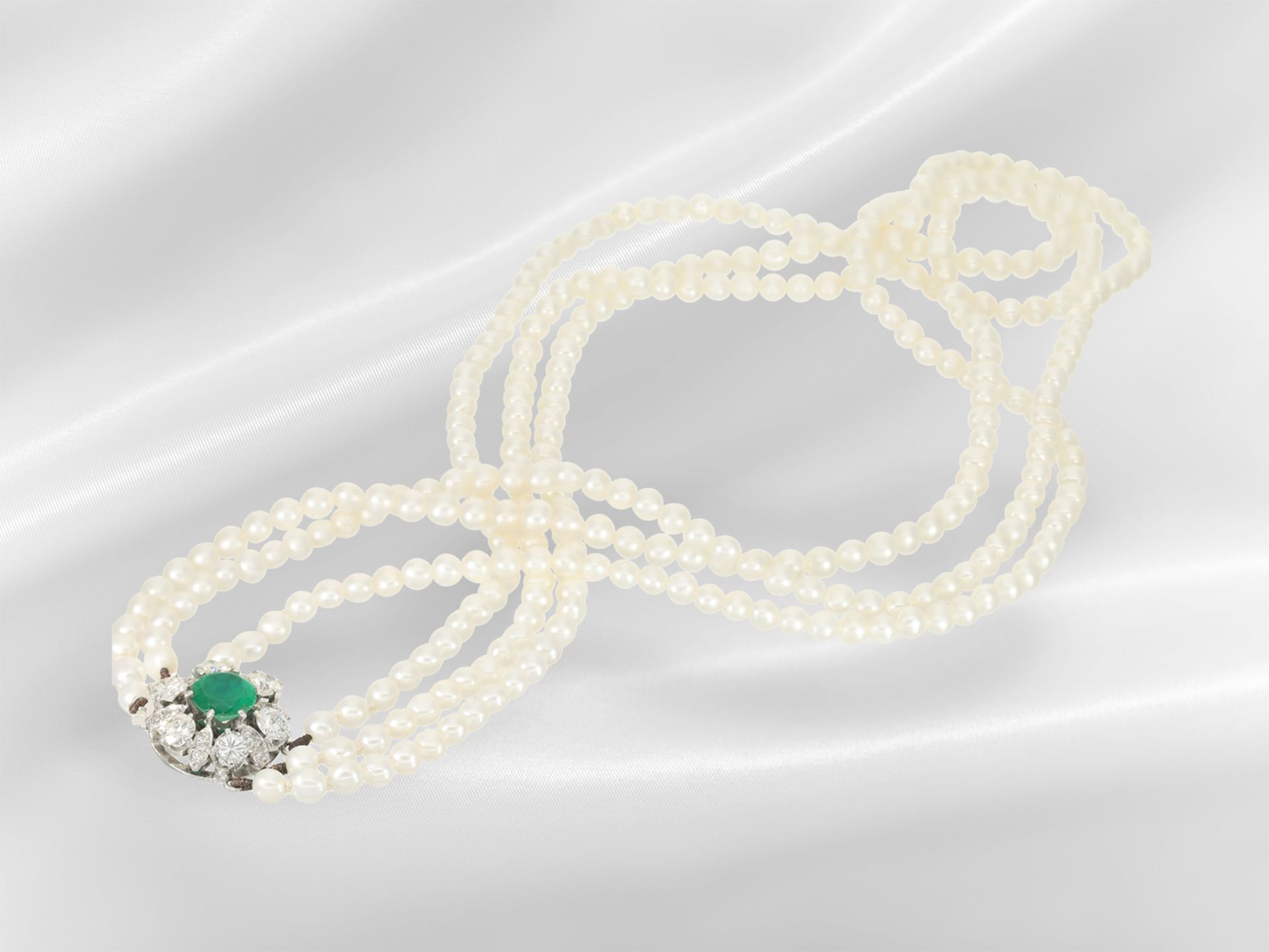 Kette/Collier: sehr schöne mehrreihige Perlenkette mit hochwertiger Smaragd/Brillant-Schließe - Bild 2 aus 2