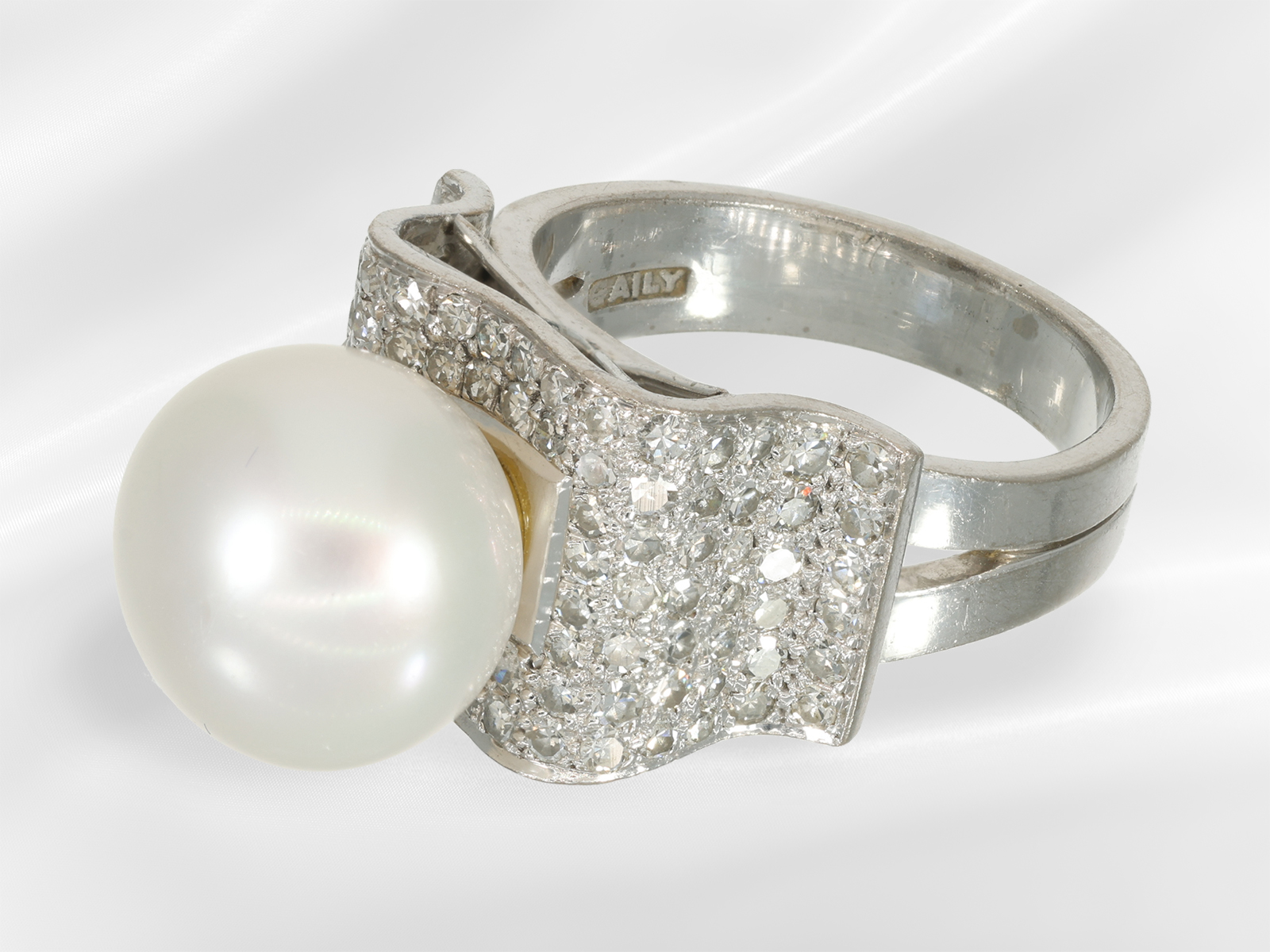 Ring: unusual and interestingly crafted 18k white gold ring with South Sea pearl and diamonds - Image 5 of 6