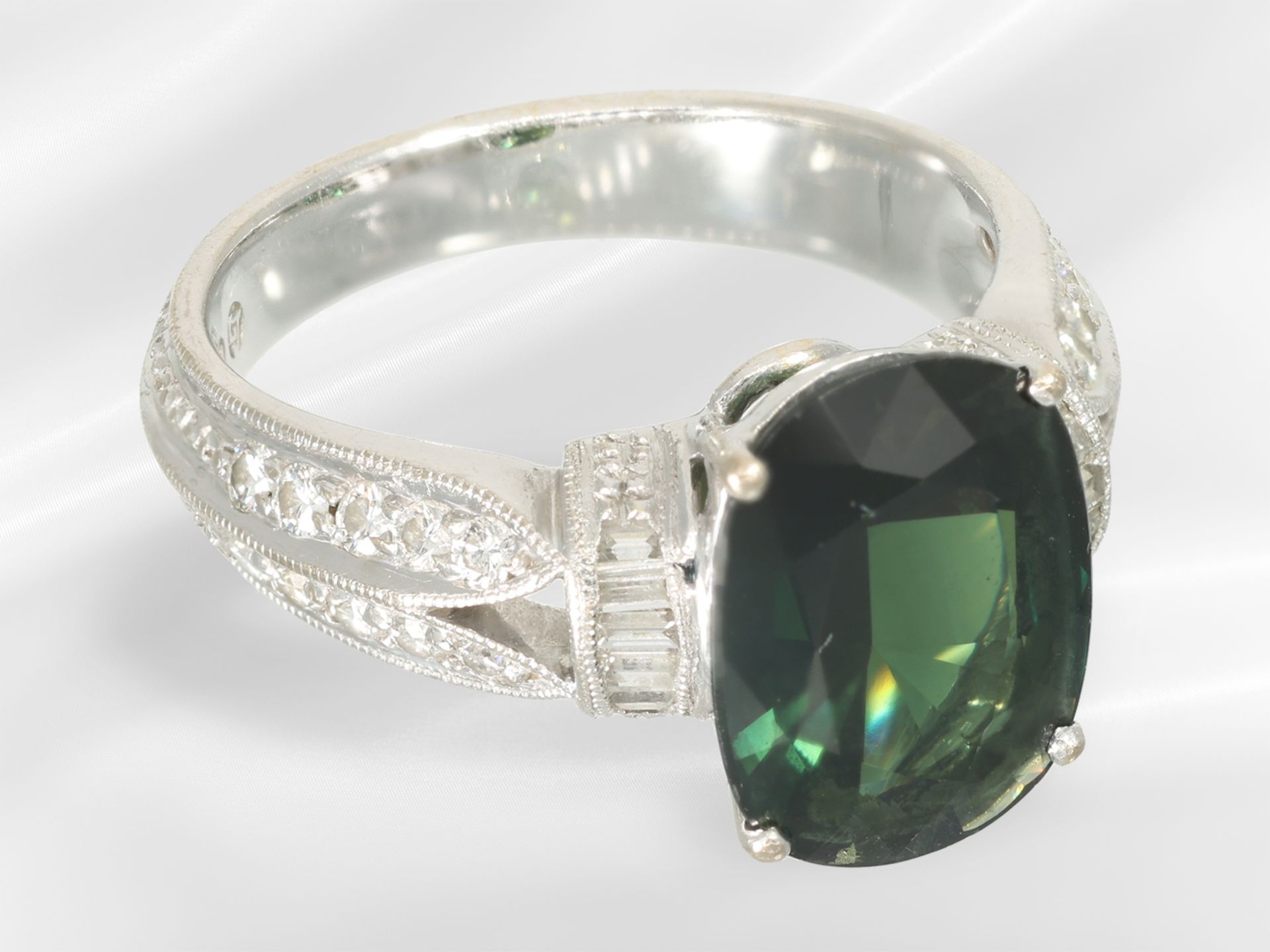 Ring: elaborately crafted 18K white gold ring with a green sapphire of approx. 5.2ct - Image 2 of 7