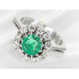 Ring: gut erhaltener weißgoldener Smaragd/Brillant-Blütenring, ca. 1,33ct, incl. Wertgutachten