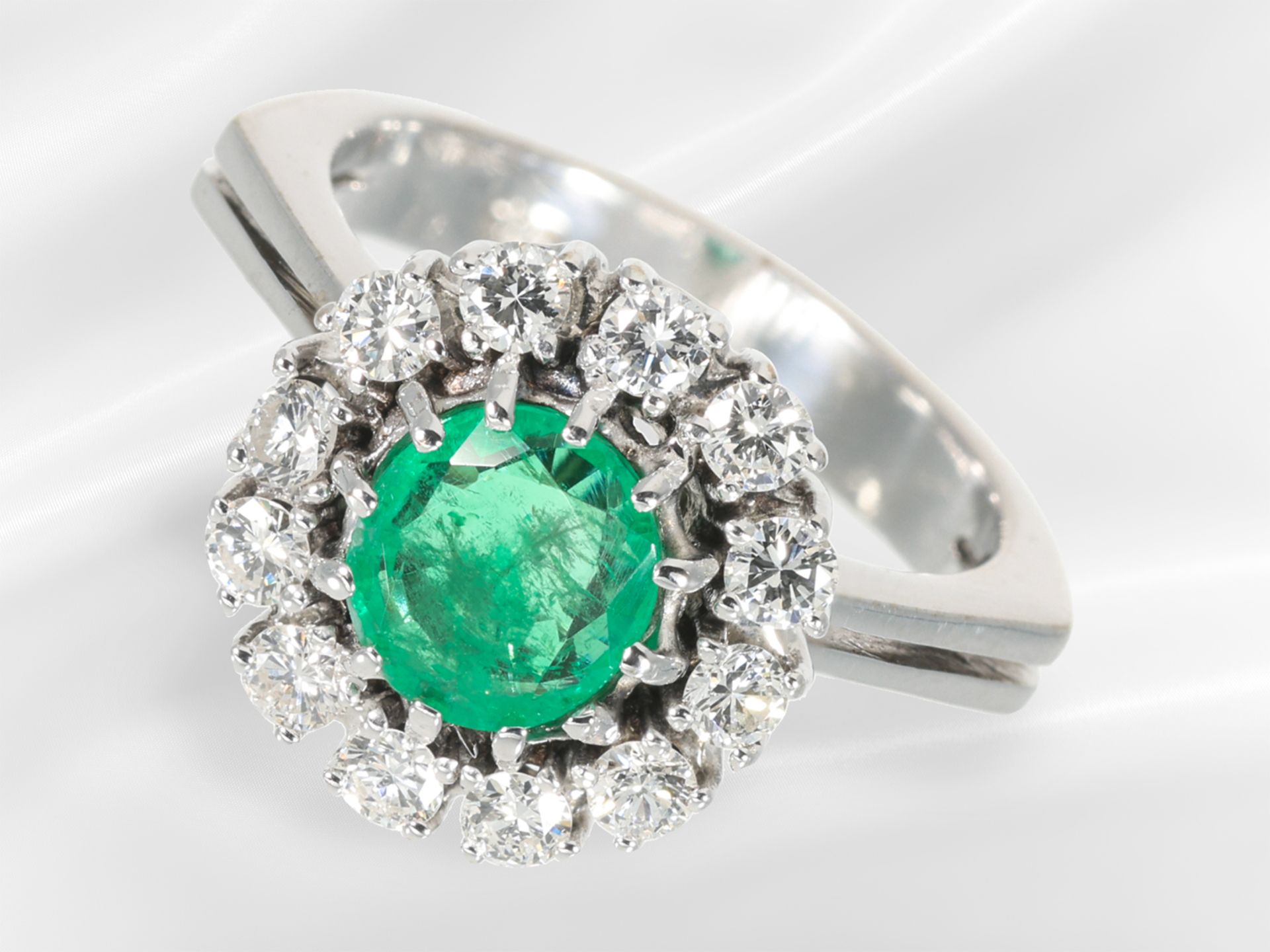 Ring: well-preserved white gold emerald/brilliant-cut diamond flower ring, approx. 1.33ct, including