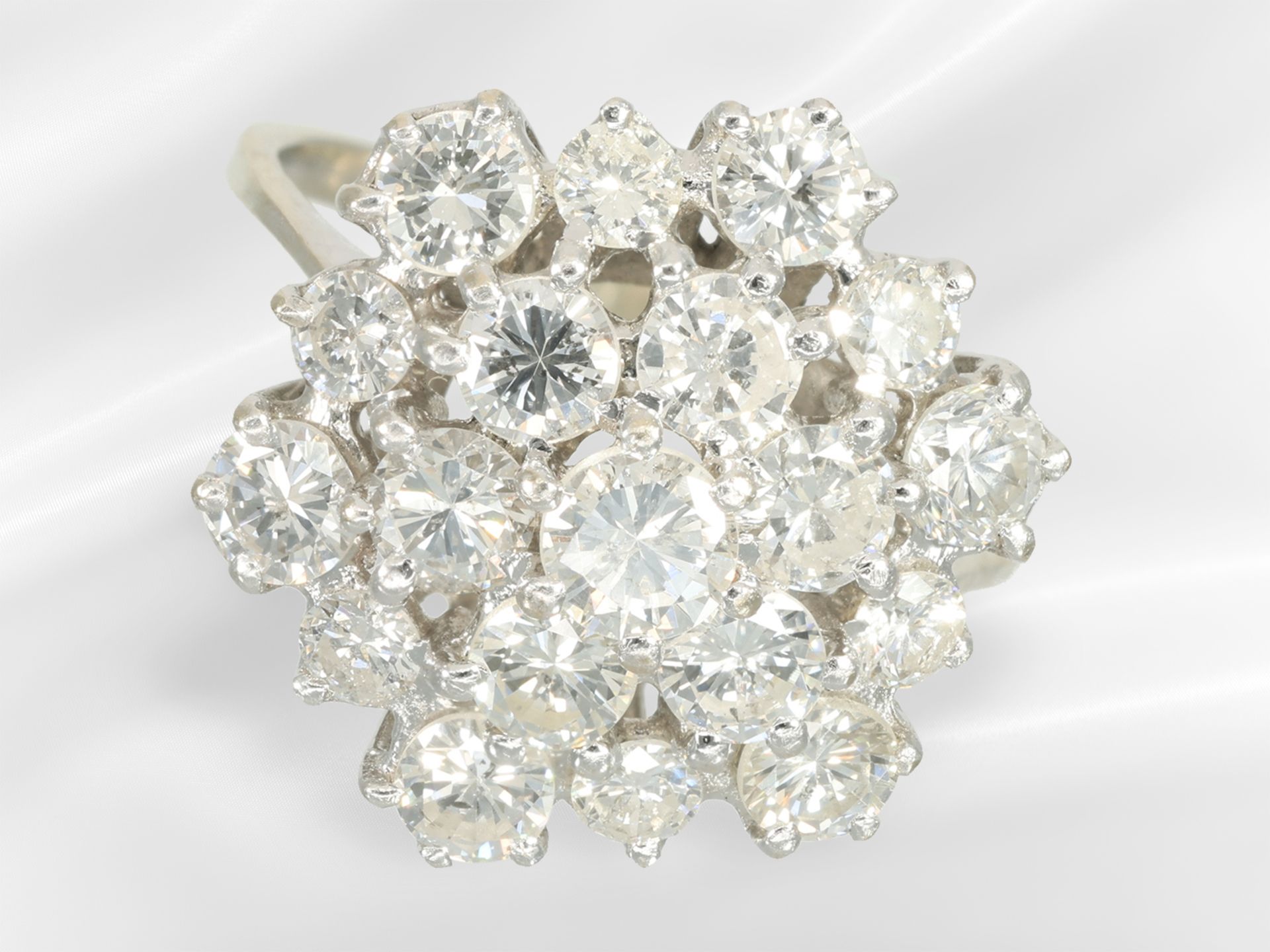 Ring: beautiful vintage flower ring with abundant brilliant-cut diamonds, approx. 2.5ct - Image 3 of 5