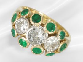 Ring: vintage Goldschmiedering mit 3 großen Altschliff-Brillanten und Smaragden