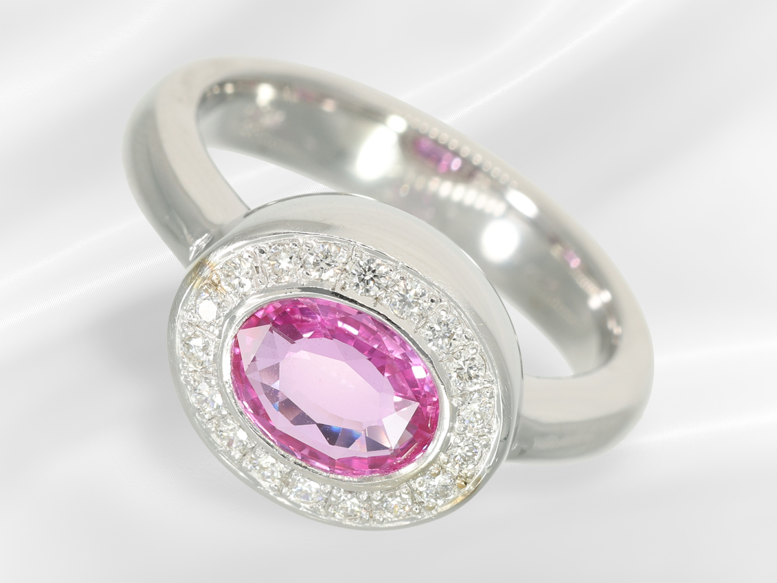High-quality and unworn gold jewellery ring with brilliant-cut diamond/ruby setting, beautiful ruby 