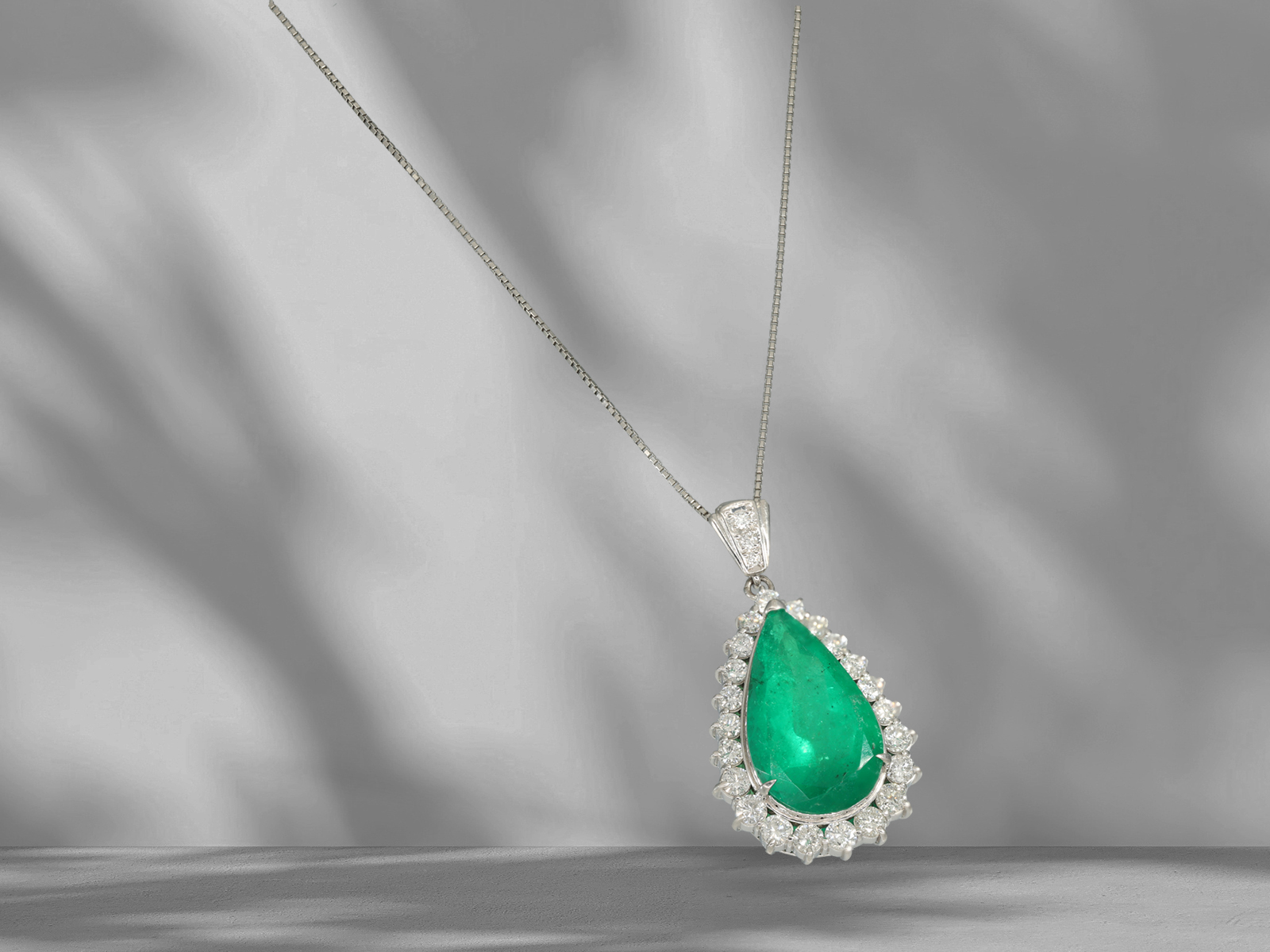 Chain/necklace with precious emerald pendant, platinum, 7.73ct, like new - Image 4 of 4