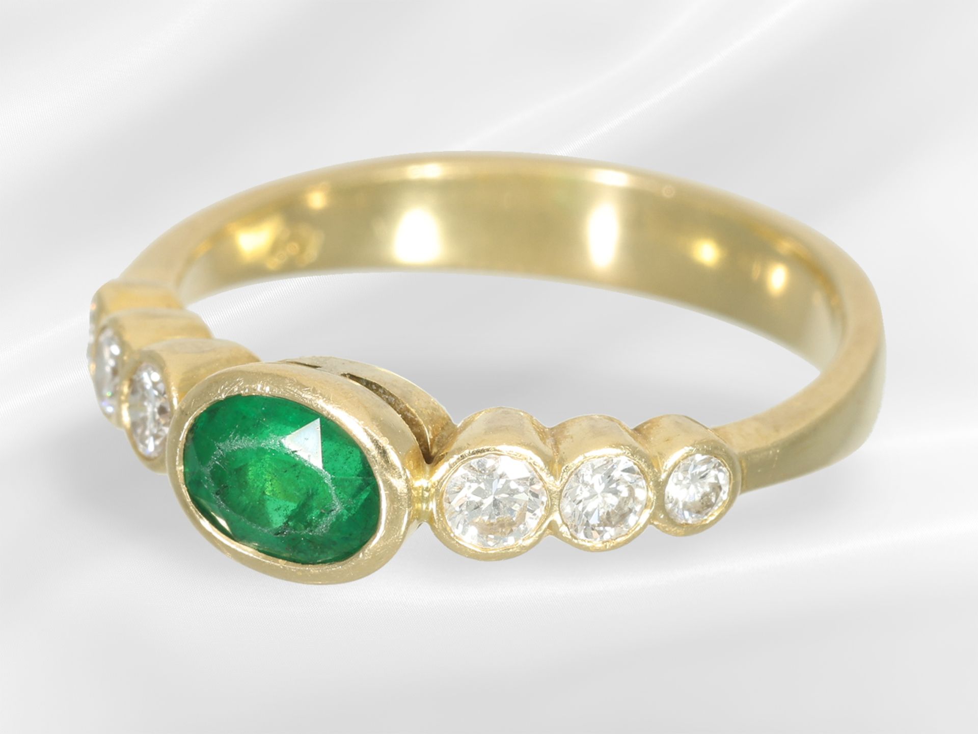 Ring: schöner Smaragd/Brillant-Goldschmiedering, Handarbeit aus 18K Gelbgold - Bild 2 aus 5