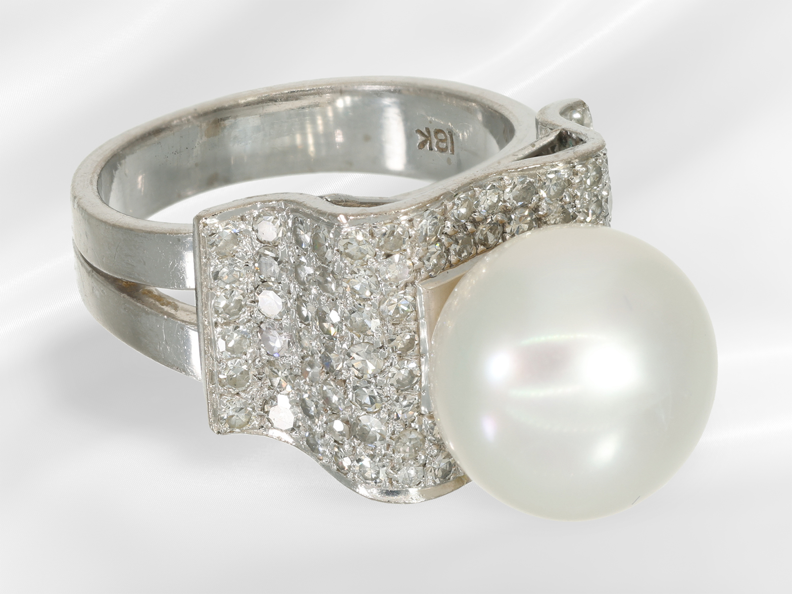 Ring: unusual and interestingly crafted 18k white gold ring with South Sea pearl and diamonds - Image 6 of 6