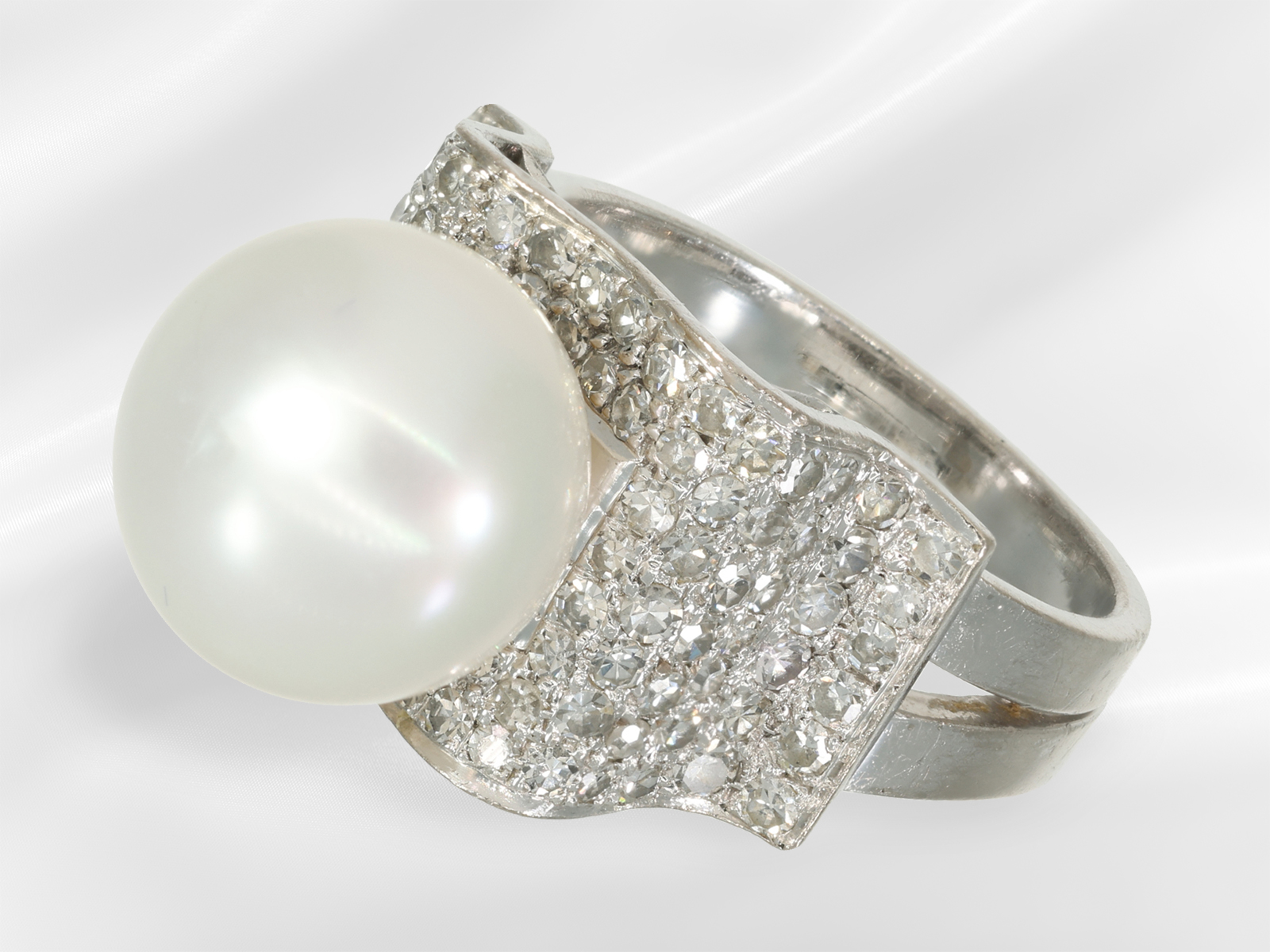 Ring: unusual and interestingly crafted 18k white gold ring with South Sea pearl and diamonds