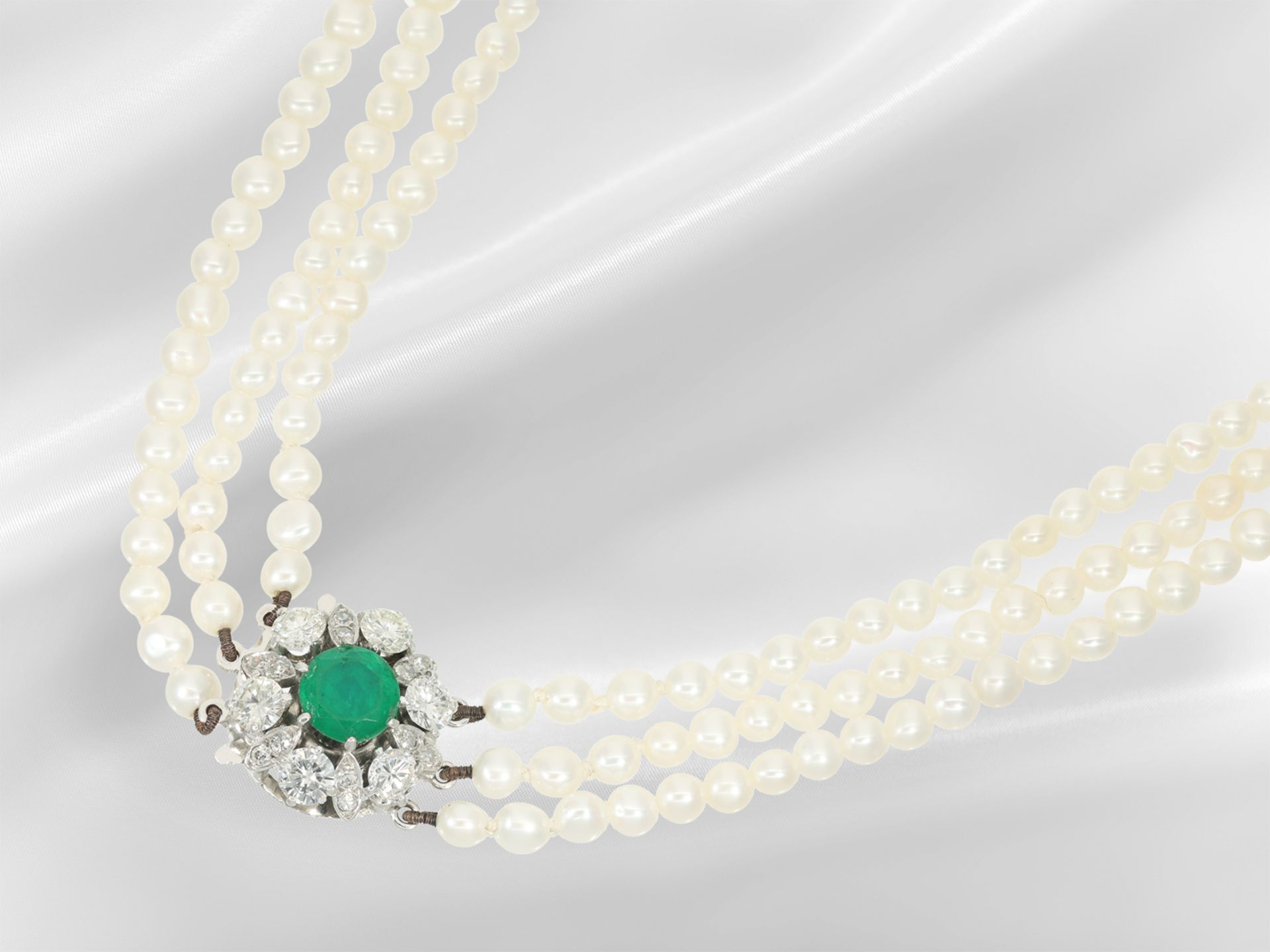 Kette/Collier: sehr schöne mehrreihige Perlenkette mit hochwertiger Smaragd/Brillant-Schließe